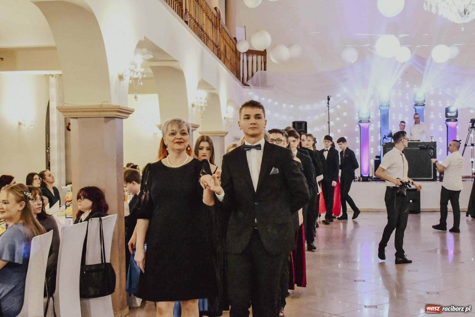 Zdjęcie w galerii na portalu naszraciborz.pl: Maturzyści I LO i Liceum Sztuk Plastycznych zatańczyli poloneza w Rogowie [FOTO i WIDEO] wiadomości z regionu