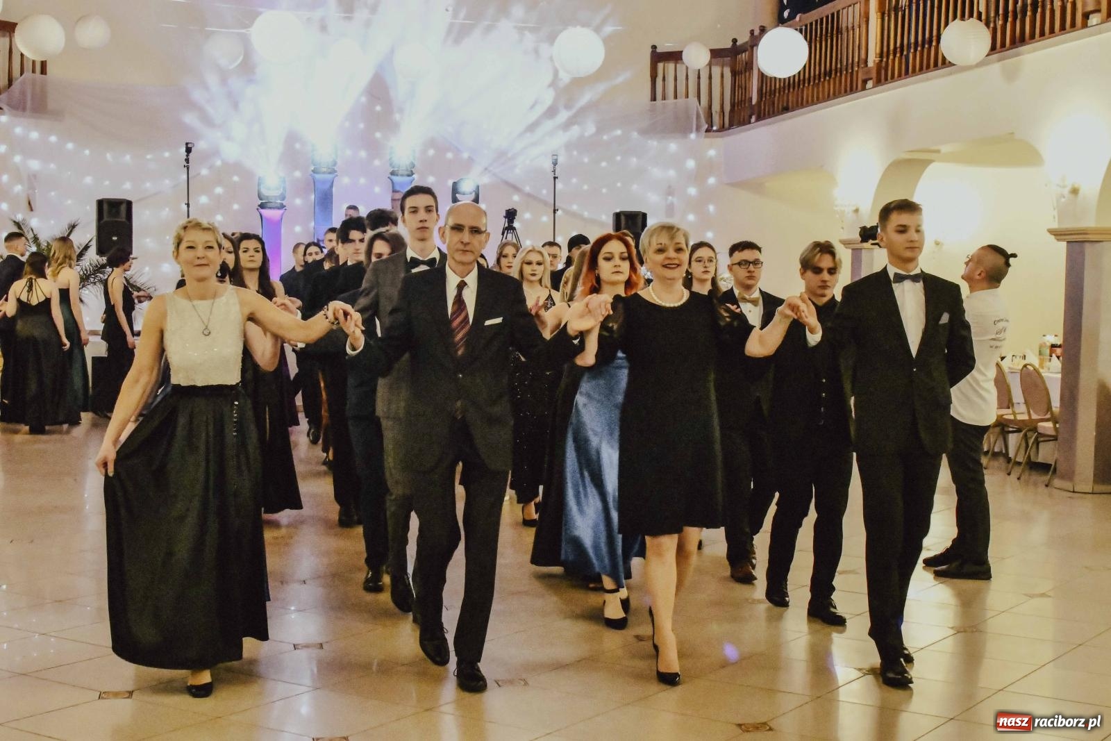 Zdjęcie w galerii na portalu naszraciborz.pl: Maturzyści I LO i Liceum Sztuk Plastycznych zatańczyli poloneza w Rogowie [FOTO i WIDEO] wiadomości z regionu