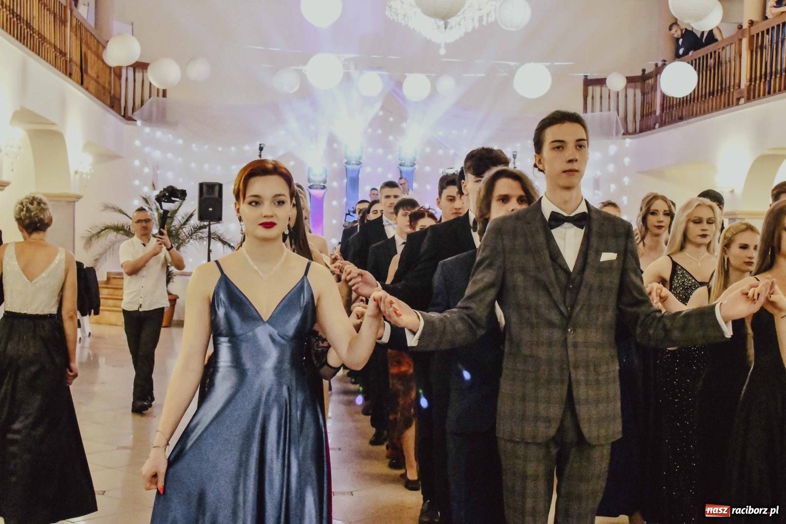 Zdjęcie w galerii na portalu naszraciborz.pl: Maturzyści I LO i Liceum Sztuk Plastycznych zatańczyli poloneza w Rogowie [FOTO i WIDEO] wiadomości z regionu