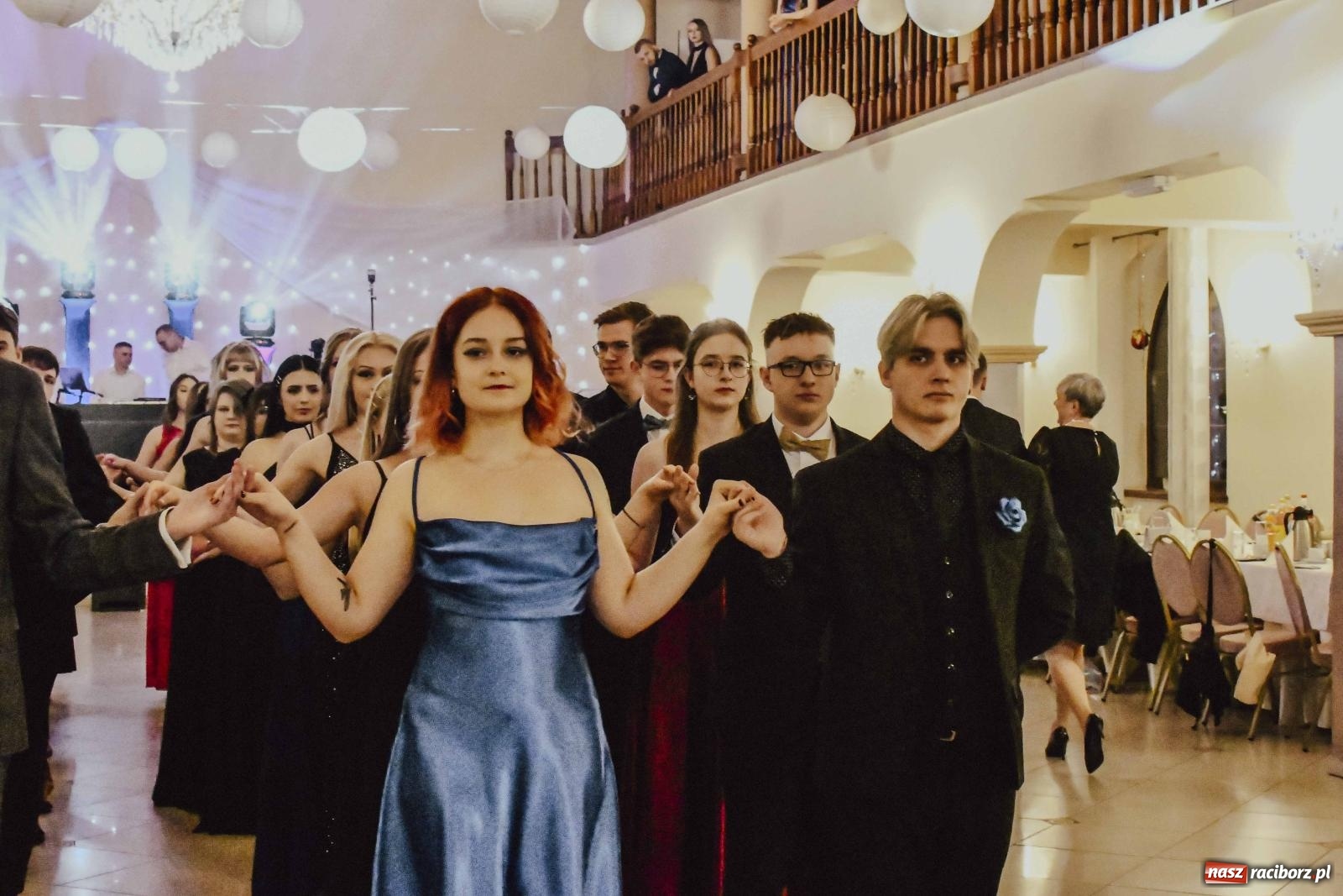 Zdjęcie w galerii na portalu naszraciborz.pl: Maturzyści I LO i Liceum Sztuk Plastycznych zatańczyli poloneza w Rogowie [FOTO i WIDEO] wiadomości z regionu