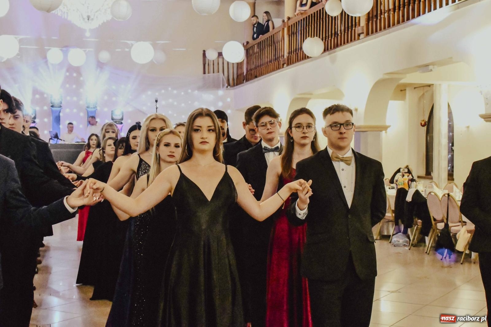 Zdjęcie w galerii na portalu naszraciborz.pl: Maturzyści I LO i Liceum Sztuk Plastycznych zatańczyli poloneza w Rogowie [FOTO i WIDEO] wiadomości z regionu