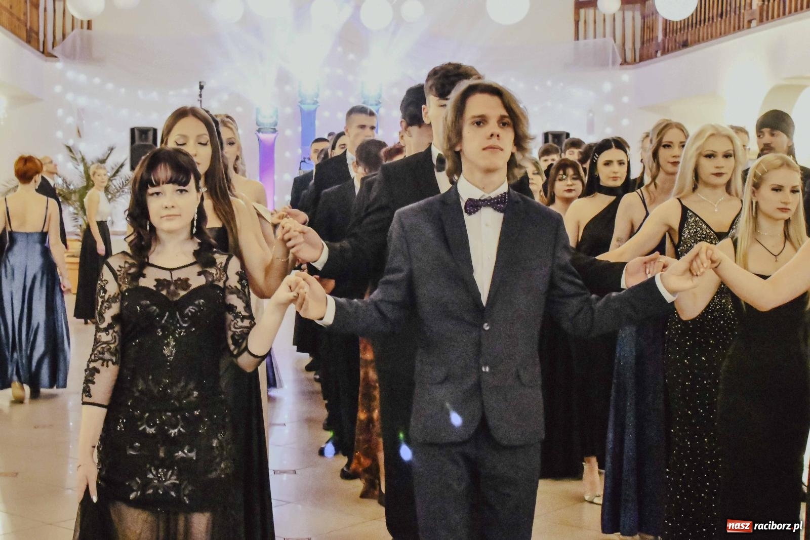 Zdjęcie w galerii na portalu naszraciborz.pl: Maturzyści I LO i Liceum Sztuk Plastycznych zatańczyli poloneza w Rogowie [FOTO i WIDEO] wiadomości z regionu