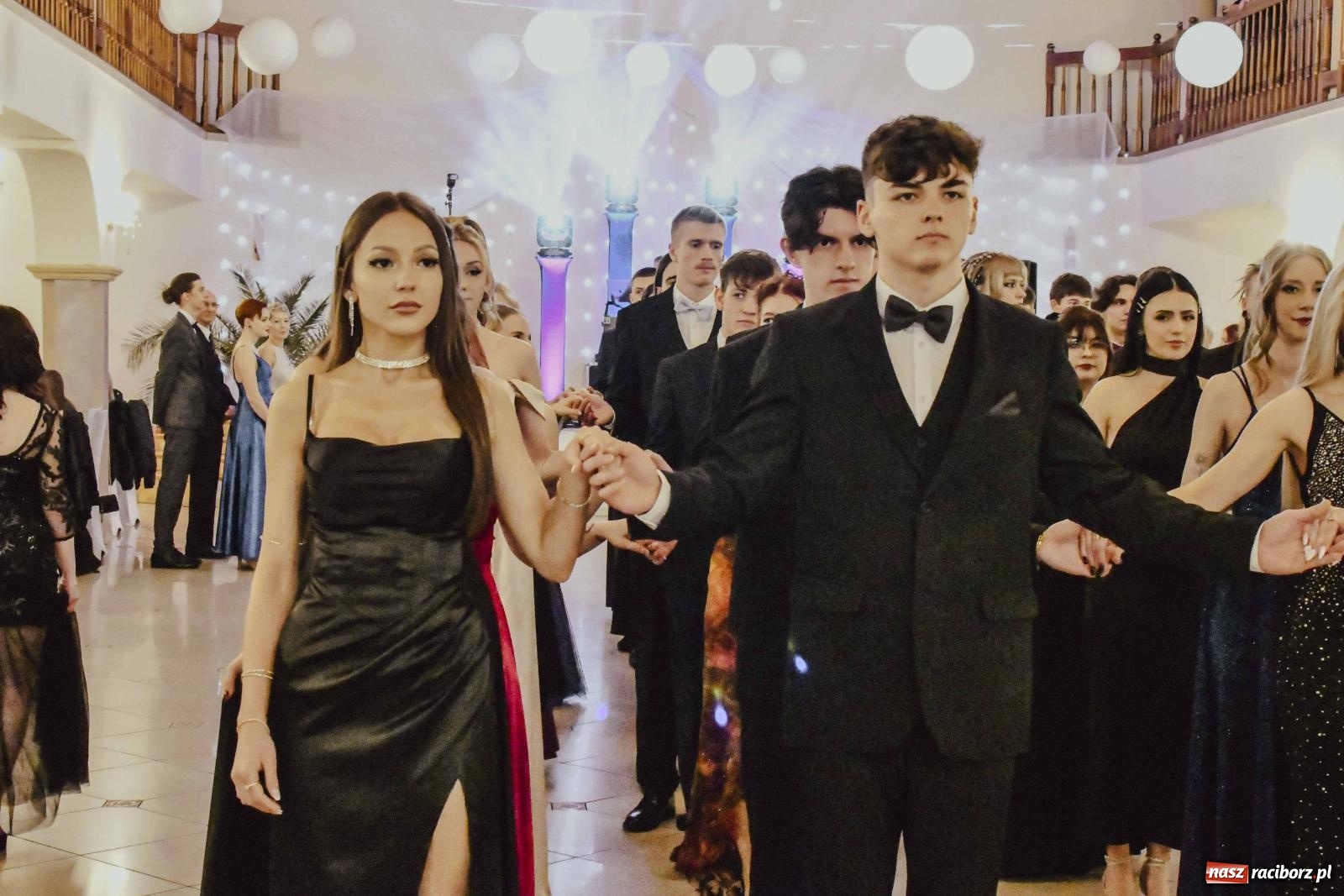 Zdjęcie w galerii na portalu naszraciborz.pl: Maturzyści I LO i Liceum Sztuk Plastycznych zatańczyli poloneza w Rogowie [FOTO i WIDEO] wiadomości z regionu