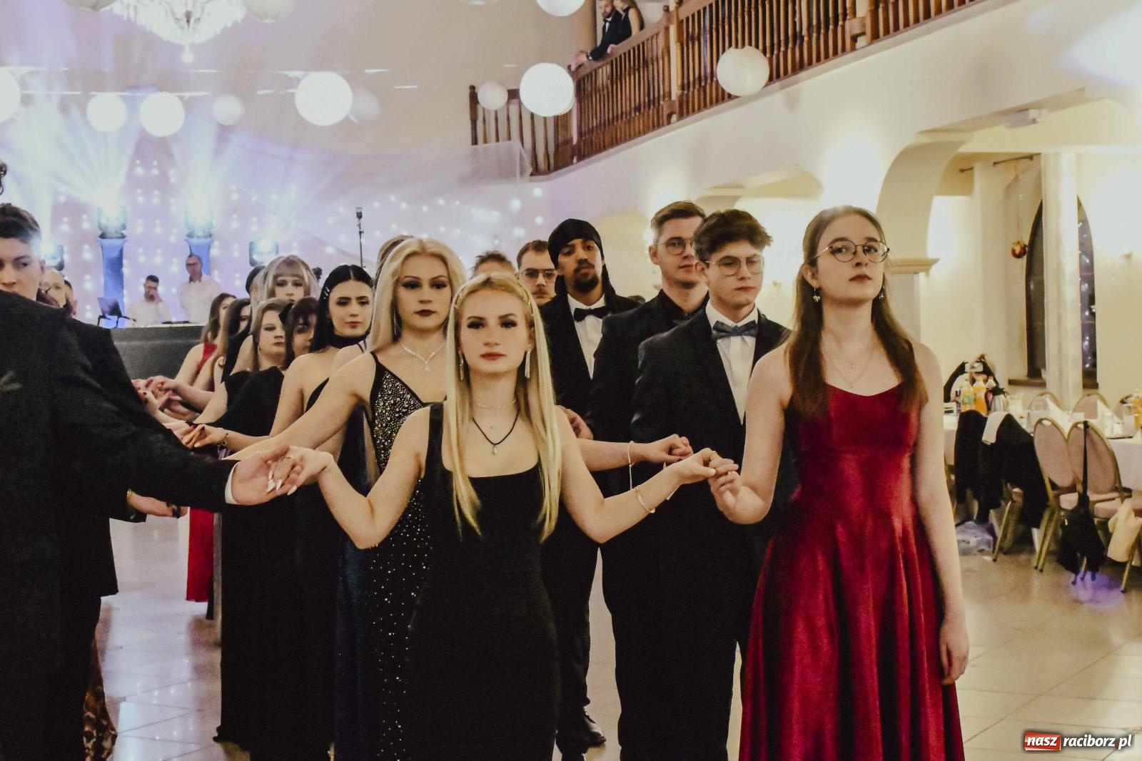 Zdjęcie w galerii na portalu naszraciborz.pl: Maturzyści I LO i Liceum Sztuk Plastycznych zatańczyli poloneza w Rogowie [FOTO i WIDEO] wiadomości z regionu