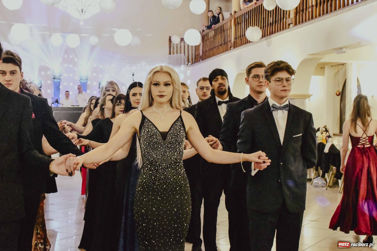 Zdjęcie w galerii na portalu naszraciborz.pl: Maturzyści I LO i Liceum Sztuk Plastycznych zatańczyli poloneza w Rogowie [FOTO i WIDEO] wiadomości z regionu