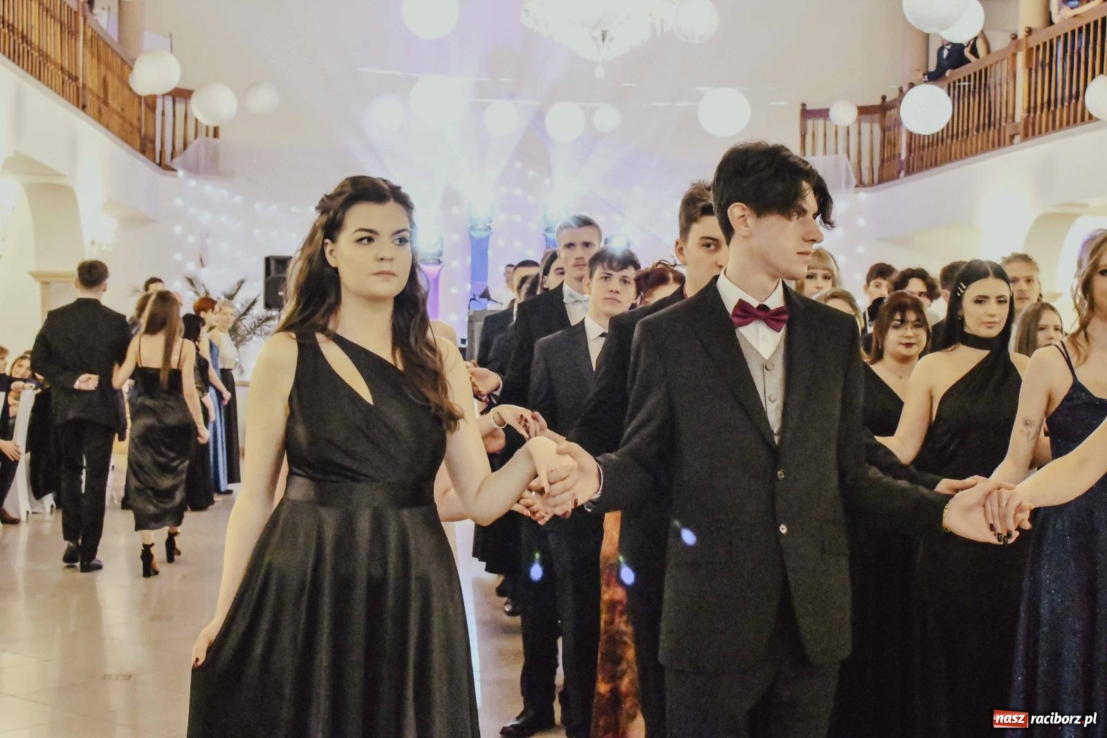 Zdjęcie w galerii na portalu naszraciborz.pl: Maturzyści I LO i Liceum Sztuk Plastycznych zatańczyli poloneza w Rogowie [FOTO i WIDEO] wiadomości z regionu