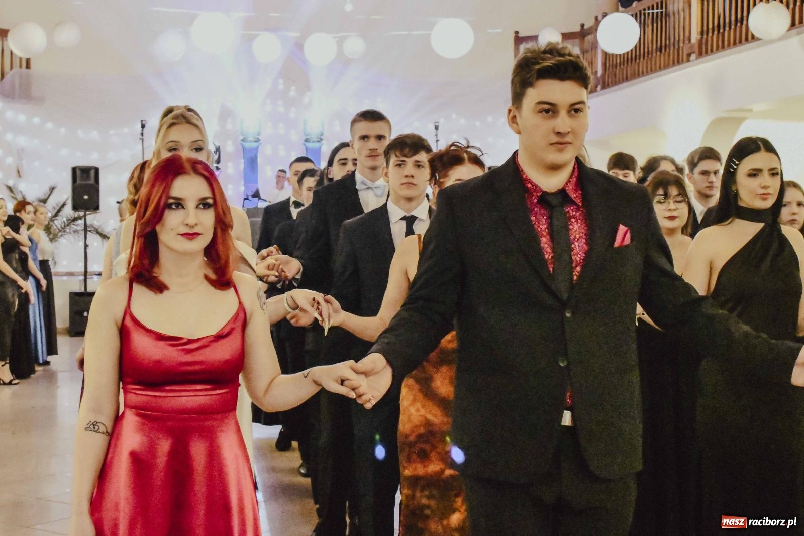 Zdjęcie w galerii na portalu naszraciborz.pl: Maturzyści I LO i Liceum Sztuk Plastycznych zatańczyli poloneza w Rogowie [FOTO i WIDEO] wiadomości z regionu