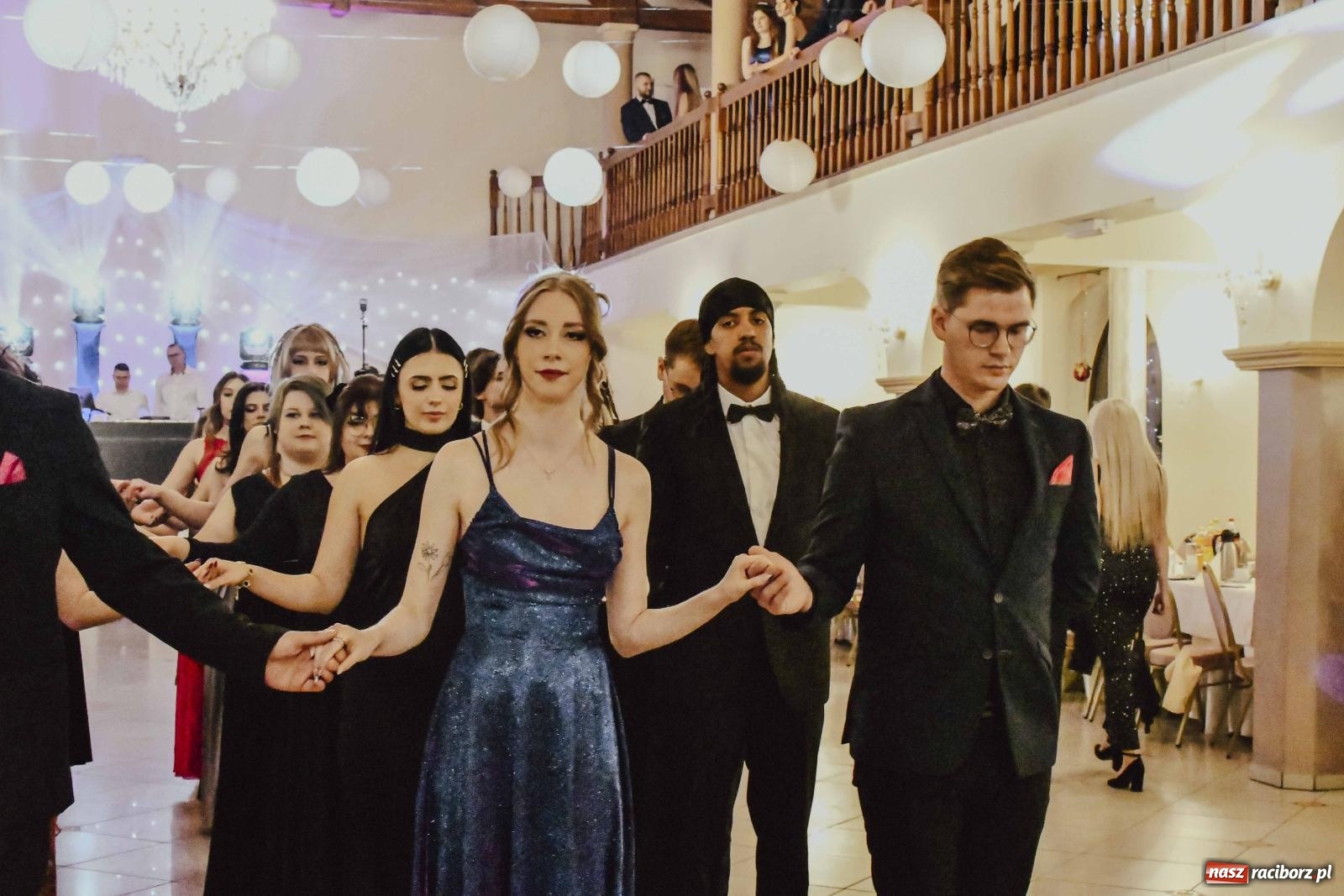 Zdjęcie w galerii na portalu naszraciborz.pl: Maturzyści I LO i Liceum Sztuk Plastycznych zatańczyli poloneza w Rogowie [FOTO i WIDEO] wiadomości z regionu