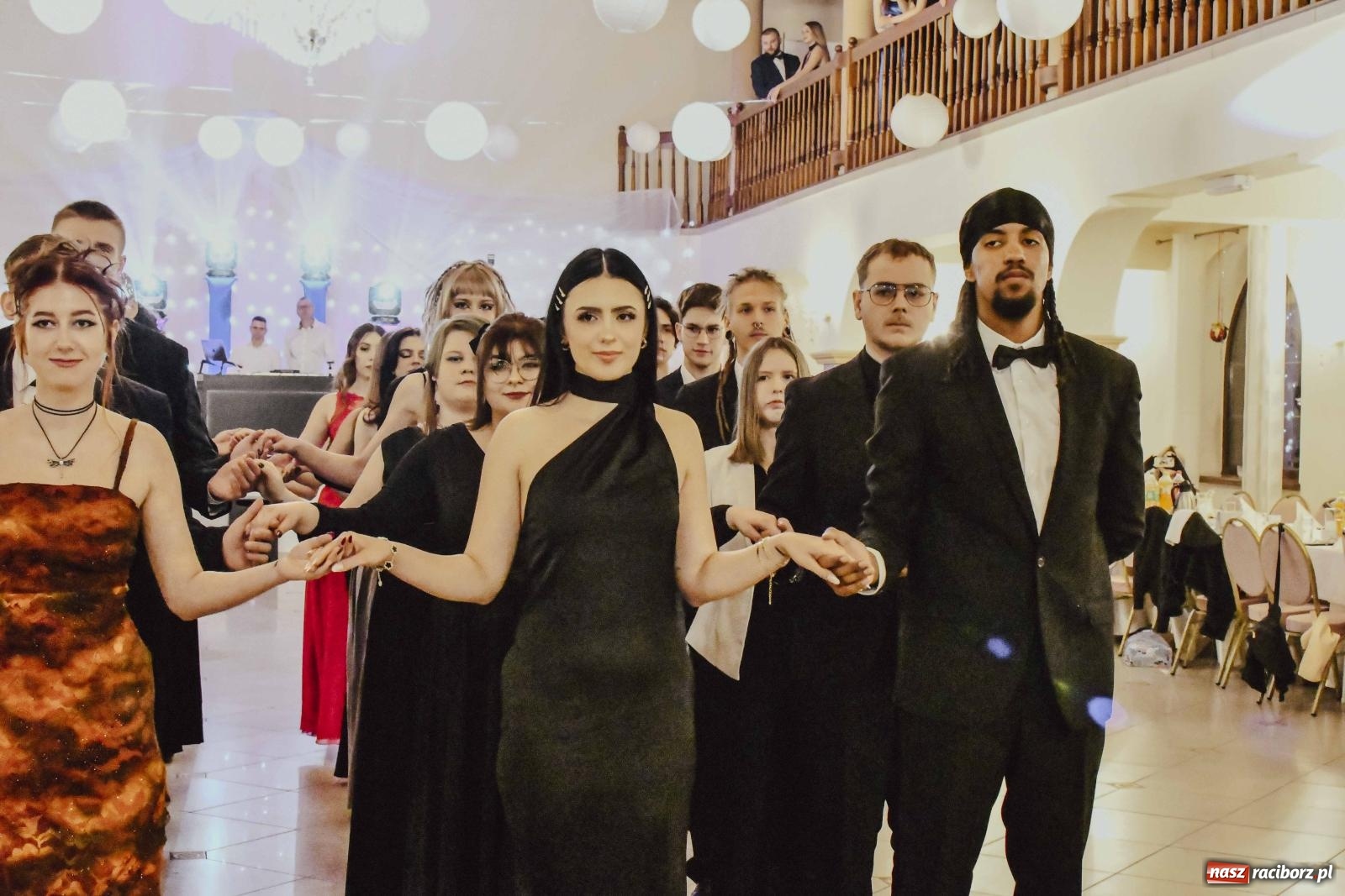 Zdjęcie w galerii na portalu naszraciborz.pl: Maturzyści I LO i Liceum Sztuk Plastycznych zatańczyli poloneza w Rogowie [FOTO i WIDEO] wiadomości z regionu