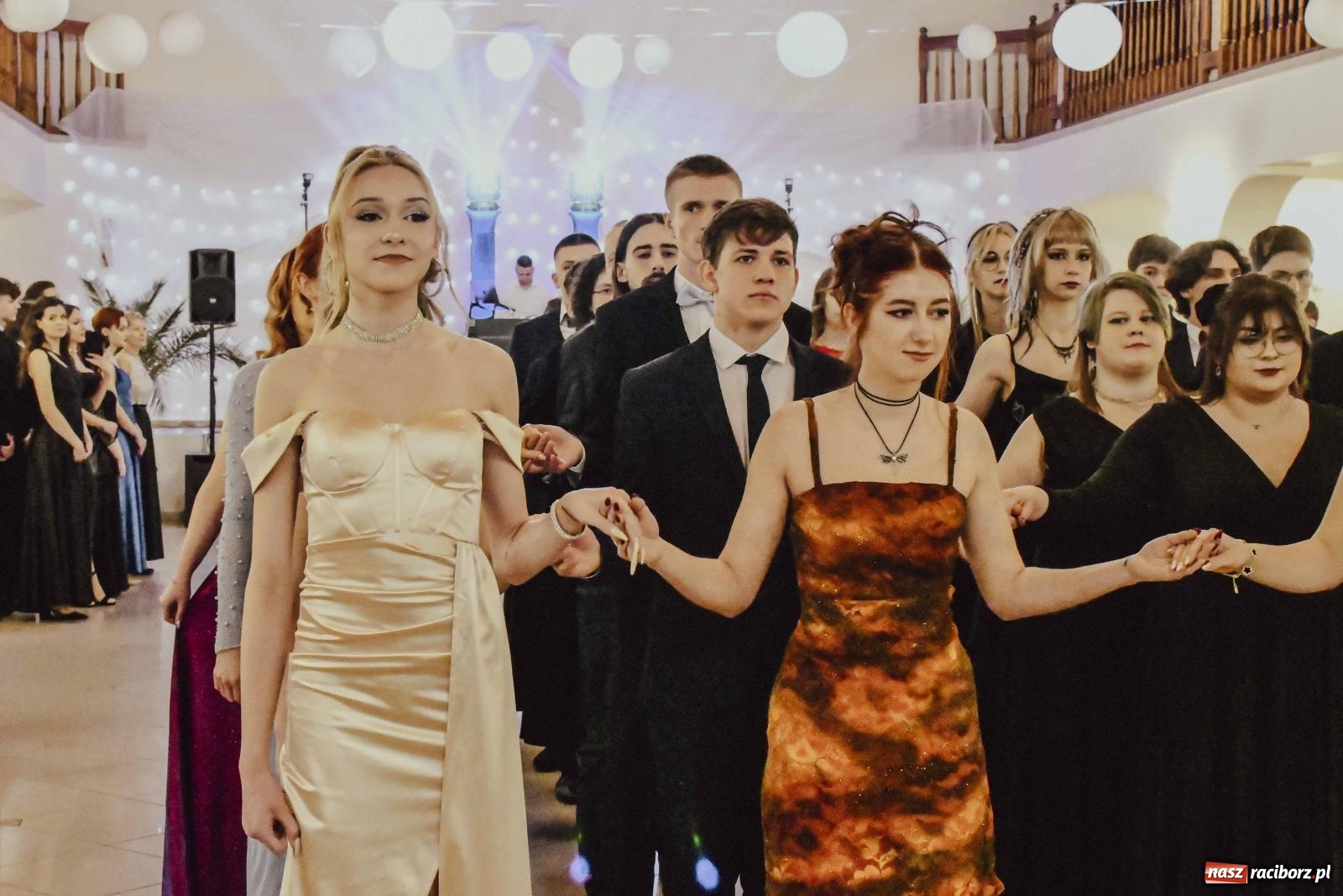 Zdjęcie w galerii na portalu naszraciborz.pl: Maturzyści I LO i Liceum Sztuk Plastycznych zatańczyli poloneza w Rogowie [FOTO i WIDEO] wiadomości z regionu