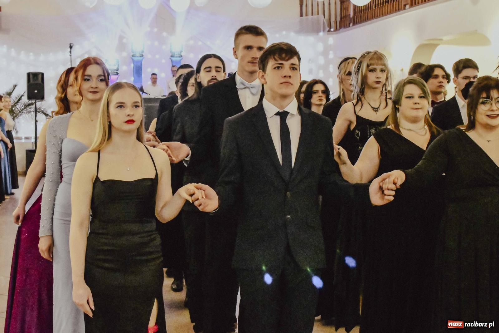 Zdjęcie w galerii na portalu naszraciborz.pl: Maturzyści I LO i Liceum Sztuk Plastycznych zatańczyli poloneza w Rogowie [FOTO i WIDEO] wiadomości z regionu