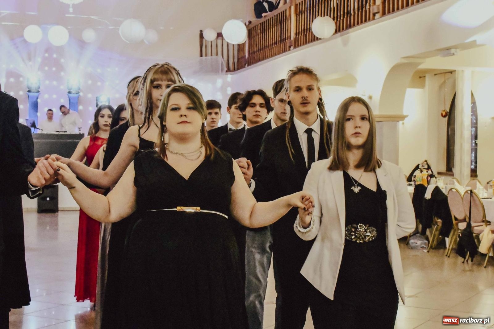 Zdjęcie w galerii na portalu naszraciborz.pl: Maturzyści I LO i Liceum Sztuk Plastycznych zatańczyli poloneza w Rogowie [FOTO i WIDEO] wiadomości z regionu