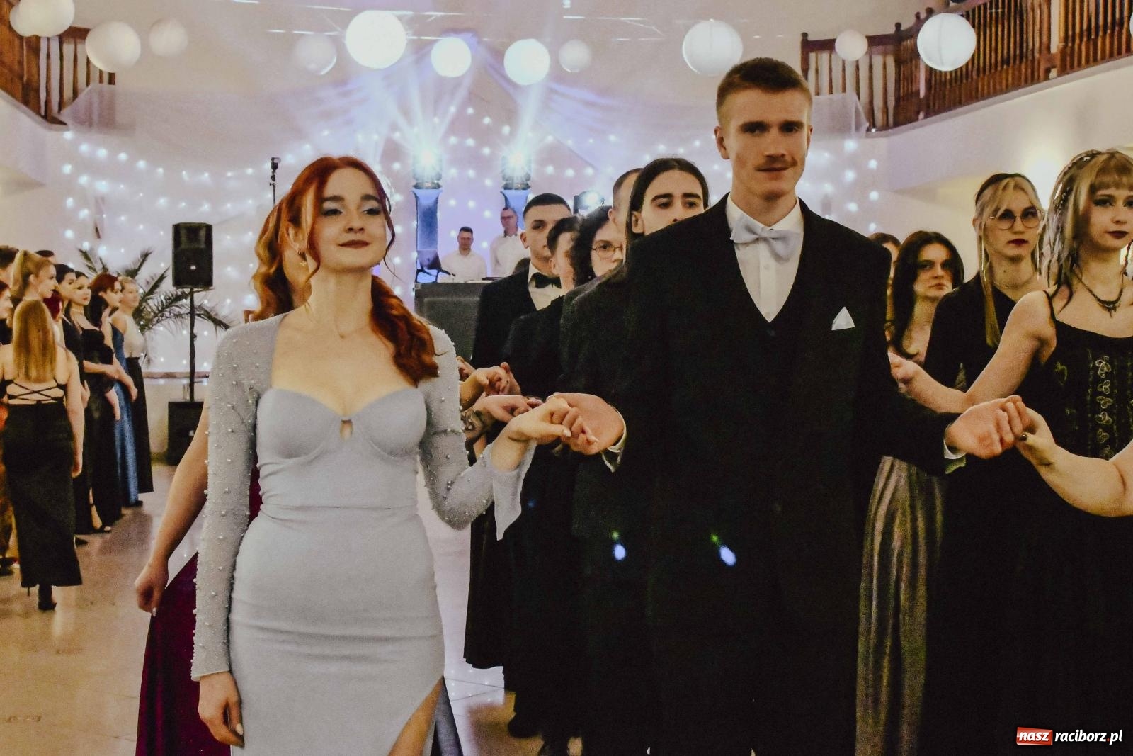 Zdjęcie w galerii na portalu naszraciborz.pl: Maturzyści I LO i Liceum Sztuk Plastycznych zatańczyli poloneza w Rogowie [FOTO i WIDEO] wiadomości z regionu