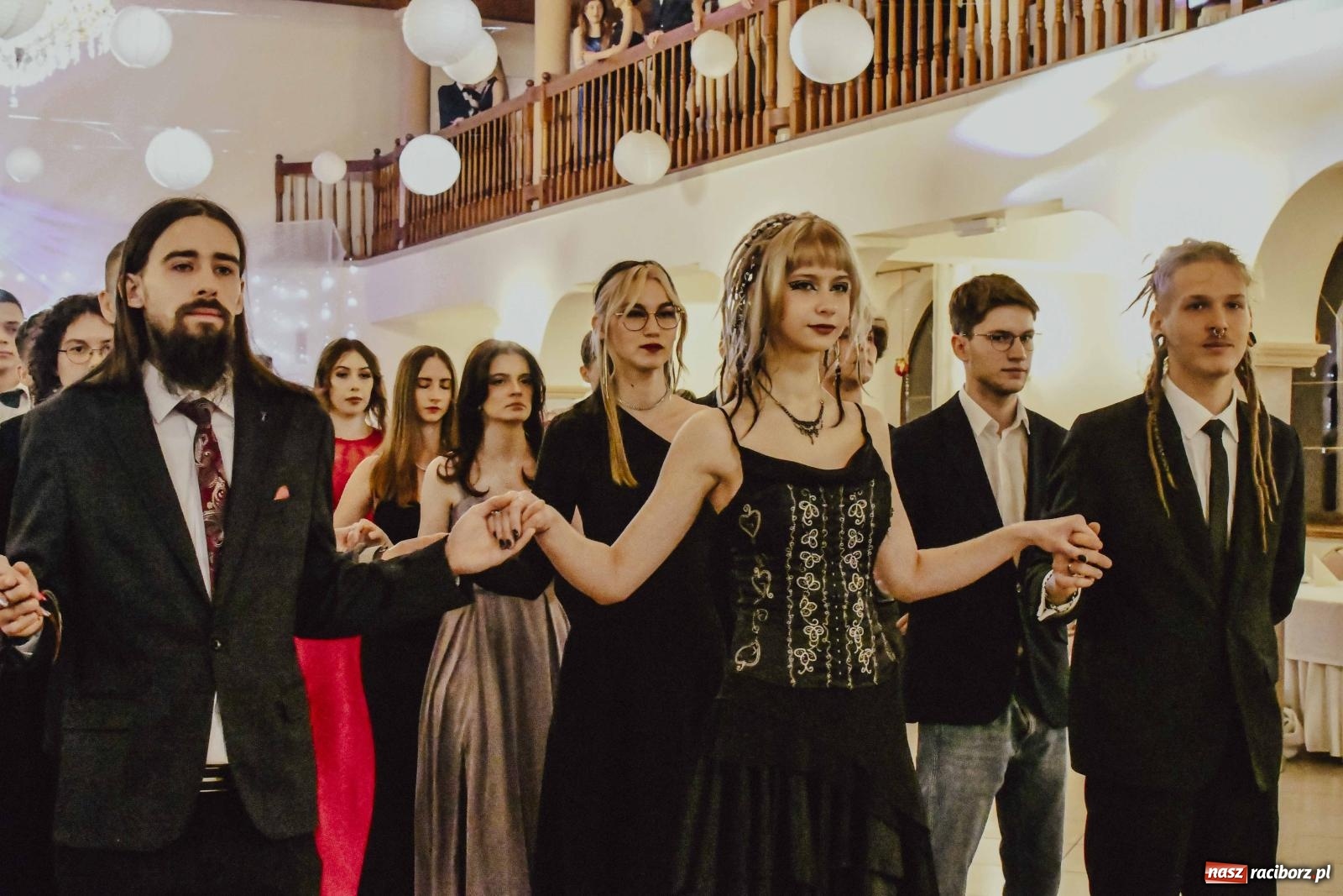 Zdjęcie w galerii na portalu naszraciborz.pl: Maturzyści I LO i Liceum Sztuk Plastycznych zatańczyli poloneza w Rogowie [FOTO i WIDEO] wiadomości z regionu