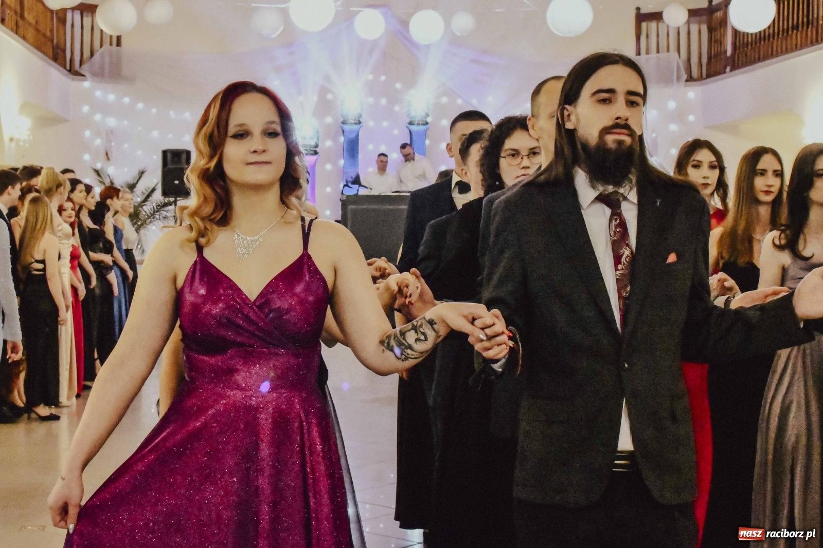 Zdjęcie w galerii na portalu naszraciborz.pl: Maturzyści I LO i Liceum Sztuk Plastycznych zatańczyli poloneza w Rogowie [FOTO i WIDEO] wiadomości z regionu