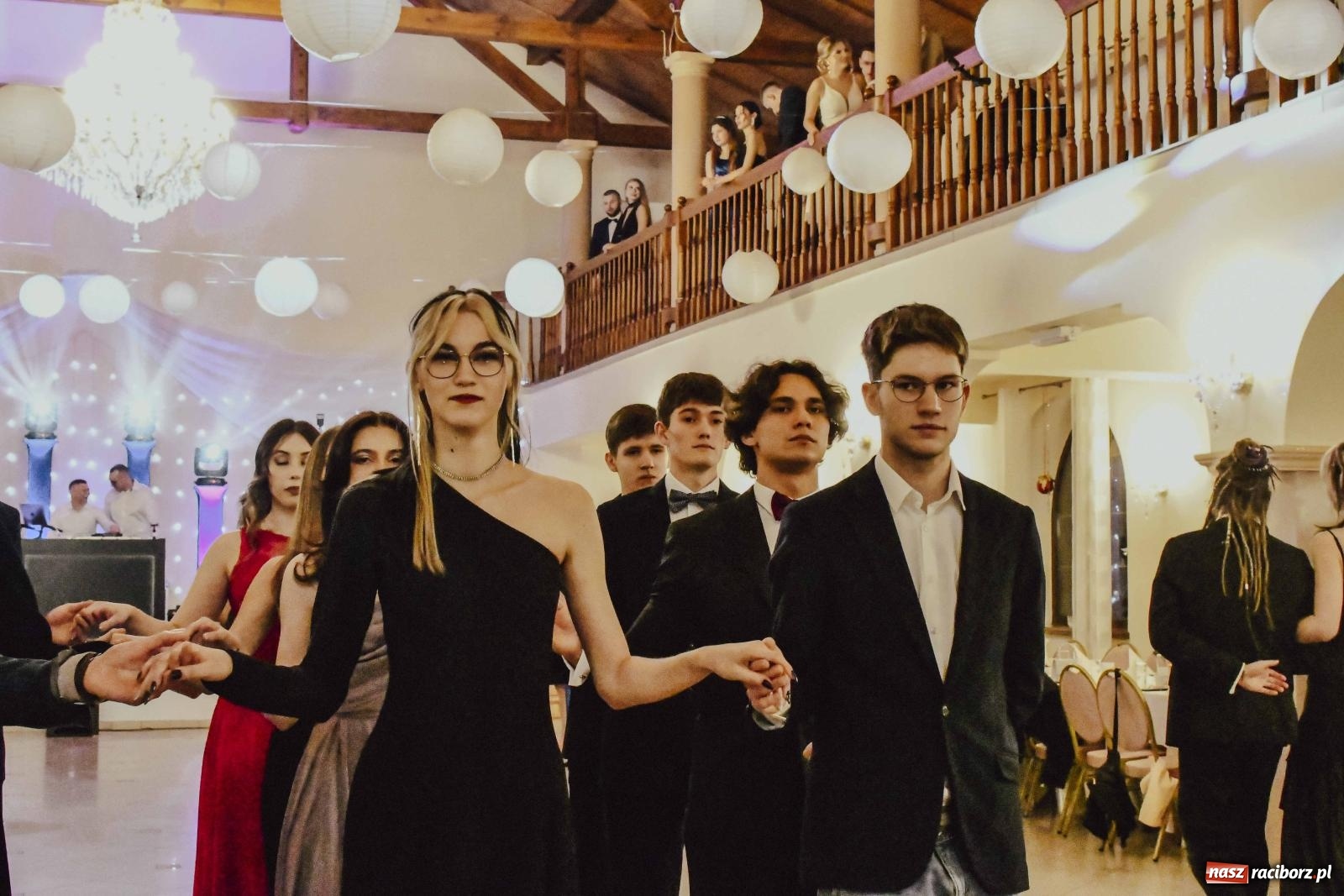 Zdjęcie w galerii na portalu naszraciborz.pl: Maturzyści I LO i Liceum Sztuk Plastycznych zatańczyli poloneza w Rogowie [FOTO i WIDEO] wiadomości z regionu
