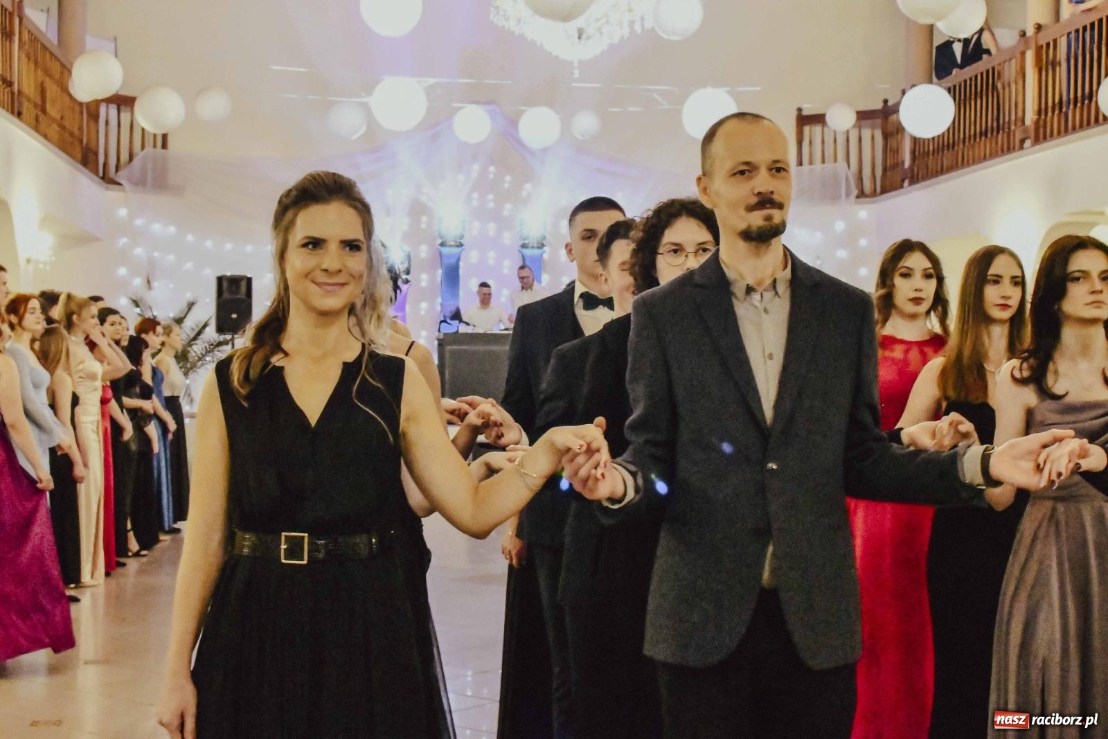 Zdjęcie w galerii na portalu naszraciborz.pl: Maturzyści I LO i Liceum Sztuk Plastycznych zatańczyli poloneza w Rogowie [FOTO i WIDEO] wiadomości z regionu