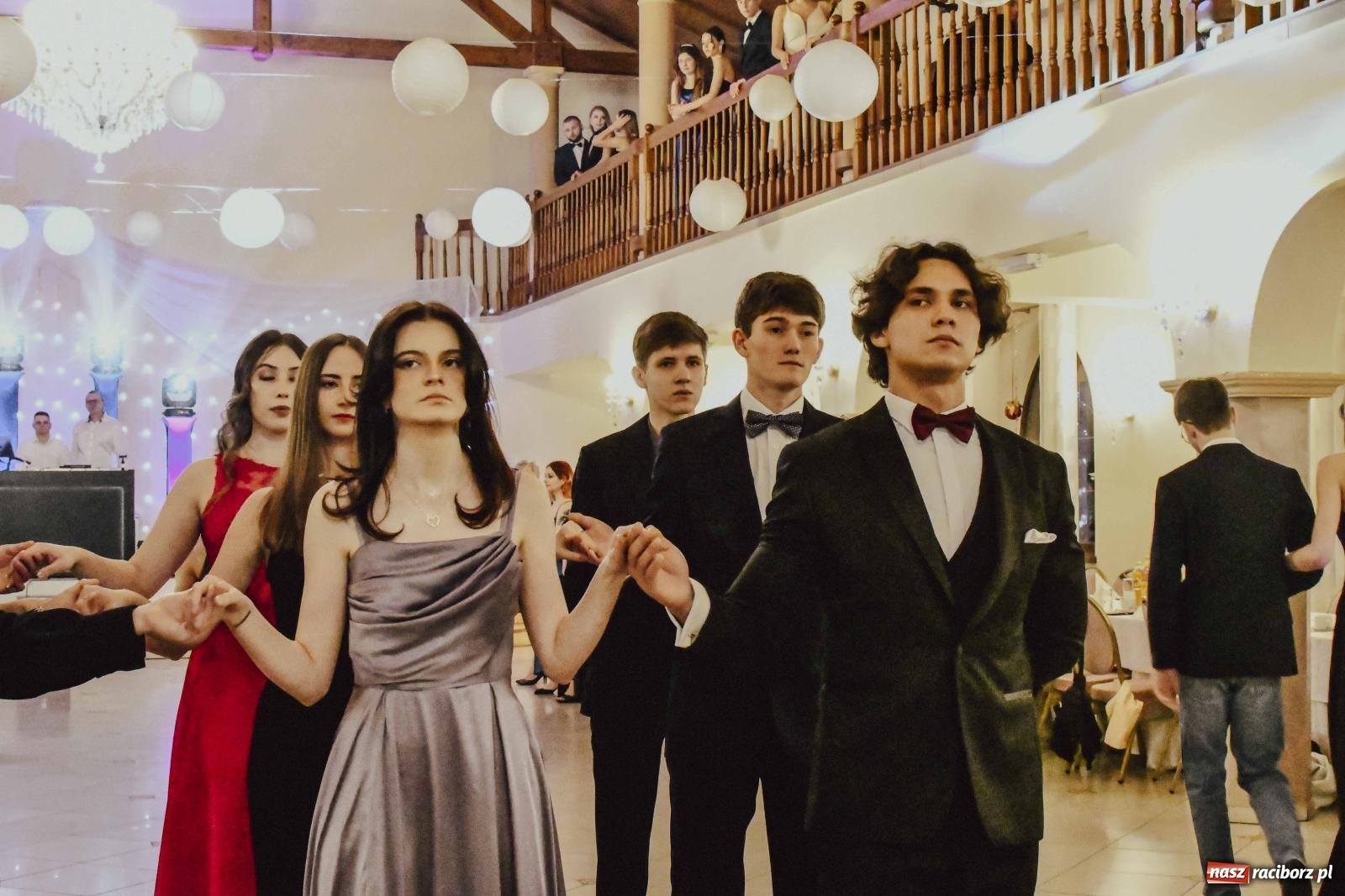 Zdjęcie w galerii na portalu naszraciborz.pl: Maturzyści I LO i Liceum Sztuk Plastycznych zatańczyli poloneza w Rogowie [FOTO i WIDEO] wiadomości z regionu