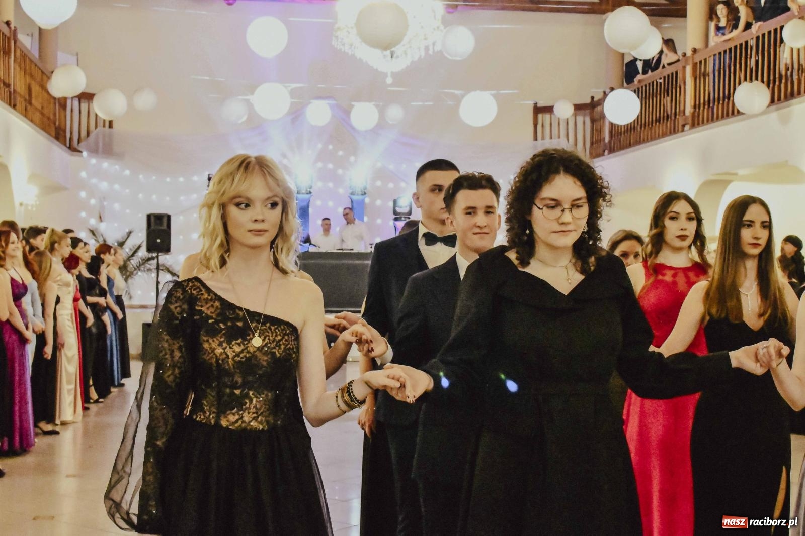 Zdjęcie w galerii na portalu naszraciborz.pl: Maturzyści I LO i Liceum Sztuk Plastycznych zatańczyli poloneza w Rogowie [FOTO i WIDEO] wiadomości z regionu