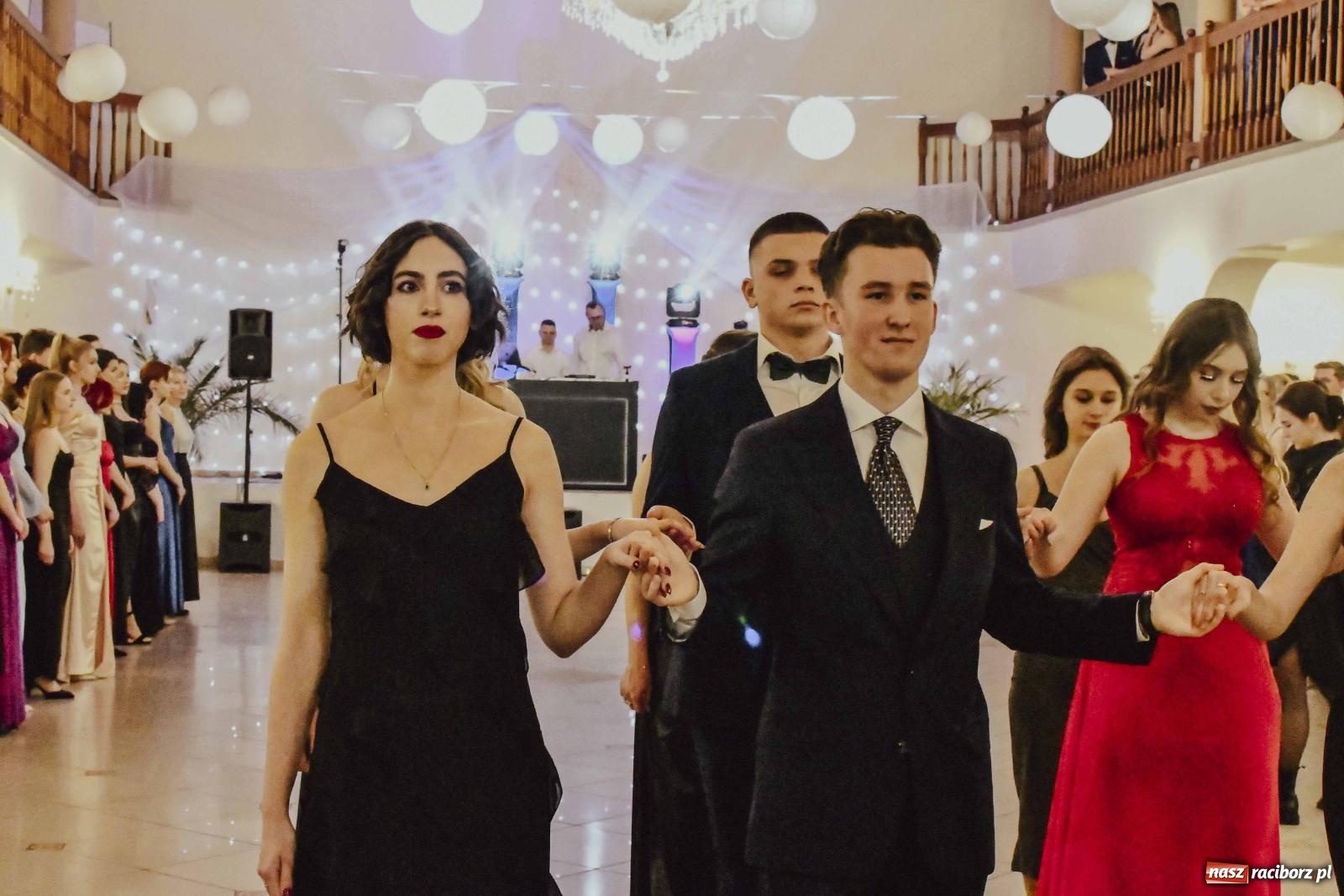 Zdjęcie w galerii na portalu naszraciborz.pl: Maturzyści I LO i Liceum Sztuk Plastycznych zatańczyli poloneza w Rogowie [FOTO i WIDEO] wiadomości z regionu