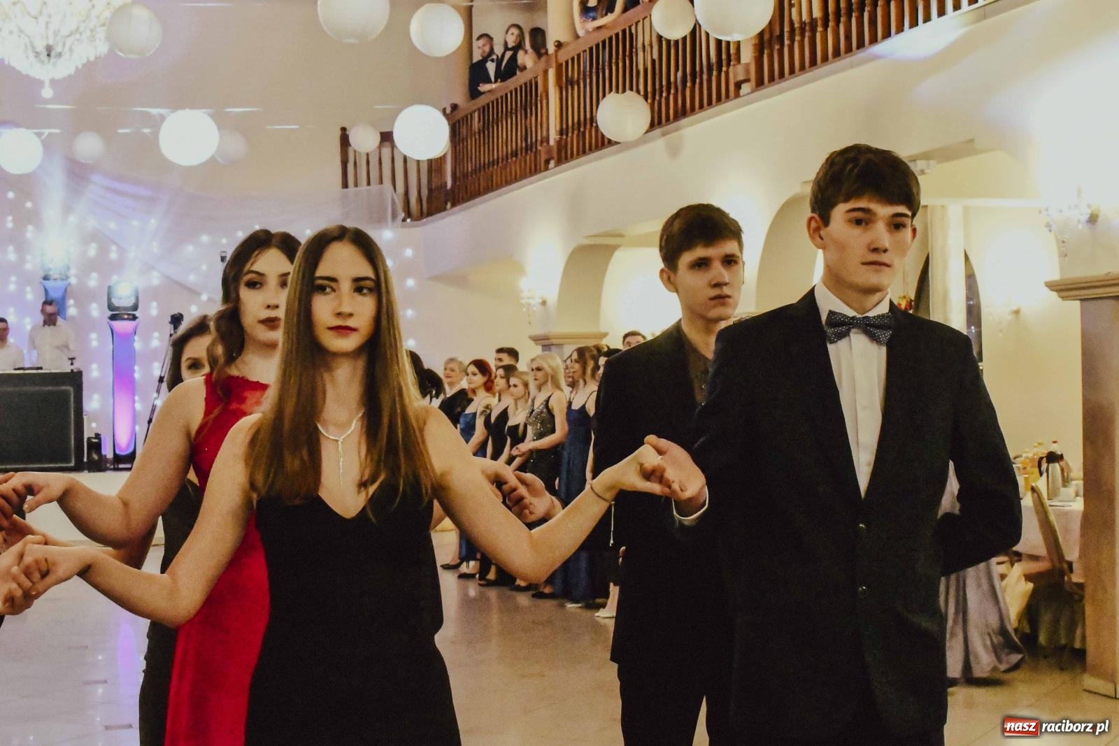 Zdjęcie w galerii na portalu naszraciborz.pl: Maturzyści I LO i Liceum Sztuk Plastycznych zatańczyli poloneza w Rogowie [FOTO i WIDEO] wiadomości z regionu