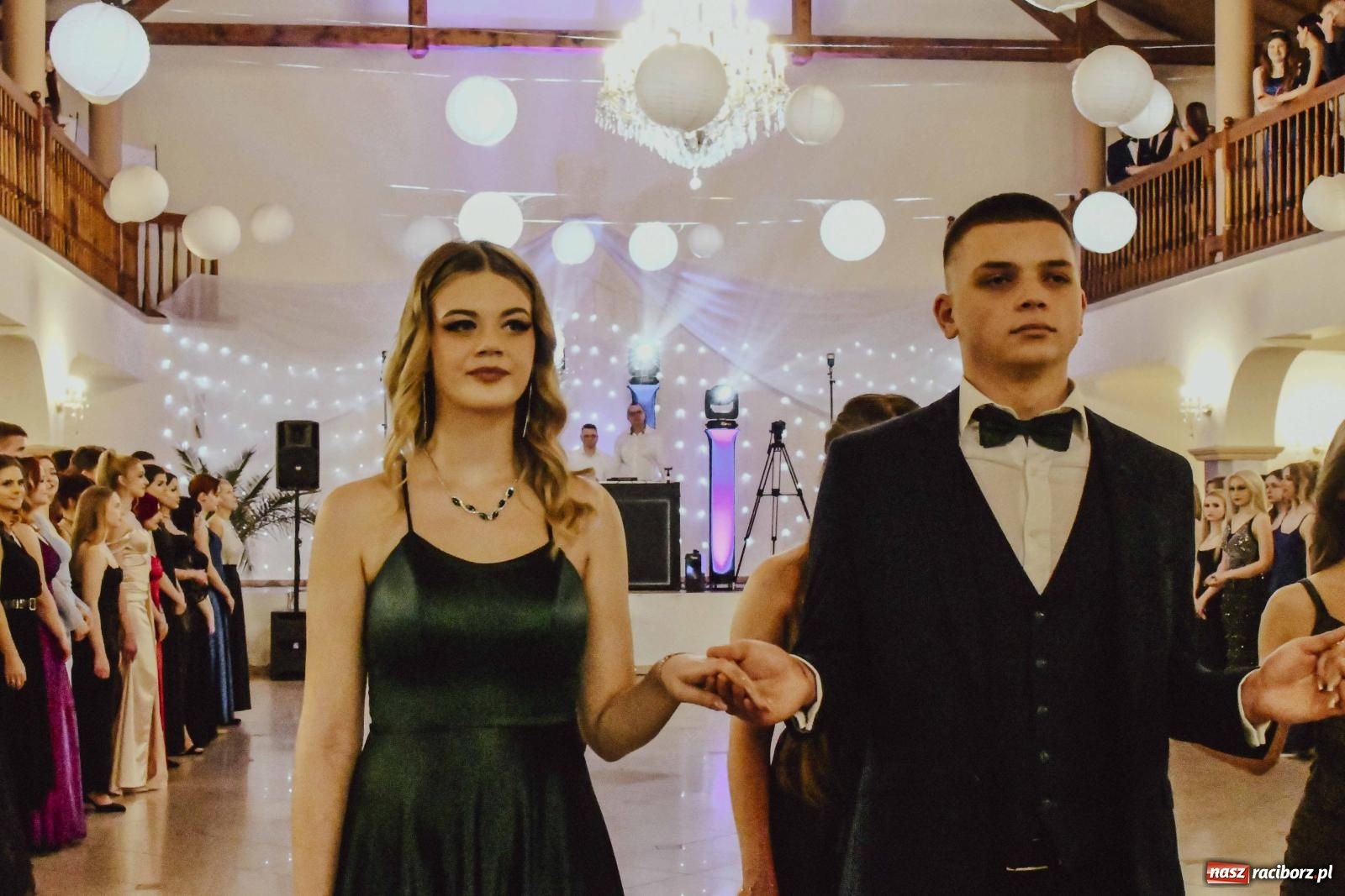 Zdjęcie w galerii na portalu naszraciborz.pl: Maturzyści I LO i Liceum Sztuk Plastycznych zatańczyli poloneza w Rogowie [FOTO i WIDEO] wiadomości z regionu