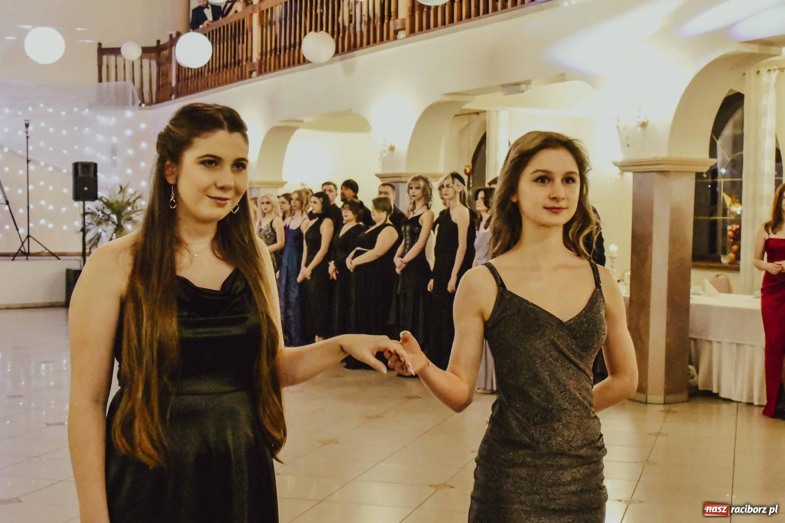 Zdjęcie w galerii na portalu naszraciborz.pl: Maturzyści I LO i Liceum Sztuk Plastycznych zatańczyli poloneza w Rogowie [FOTO i WIDEO] wiadomości z regionu