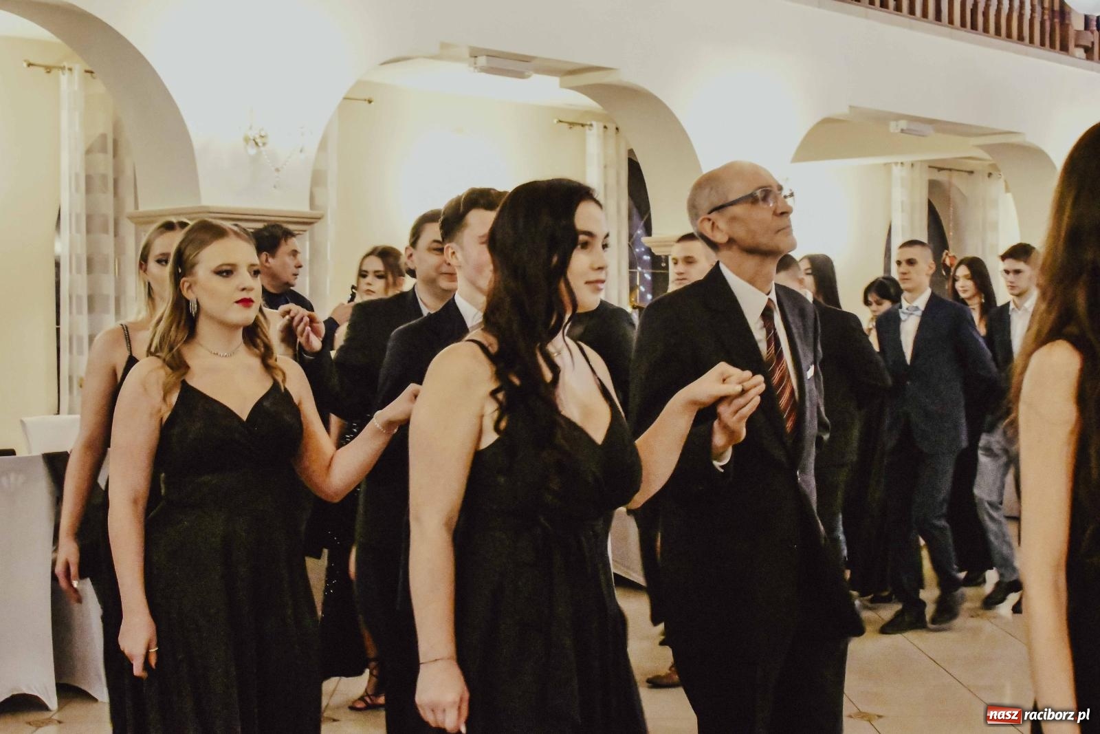 Zdjęcie w galerii na portalu naszraciborz.pl: Maturzyści I LO i Liceum Sztuk Plastycznych zatańczyli poloneza w Rogowie [FOTO i WIDEO] wiadomości z regionu