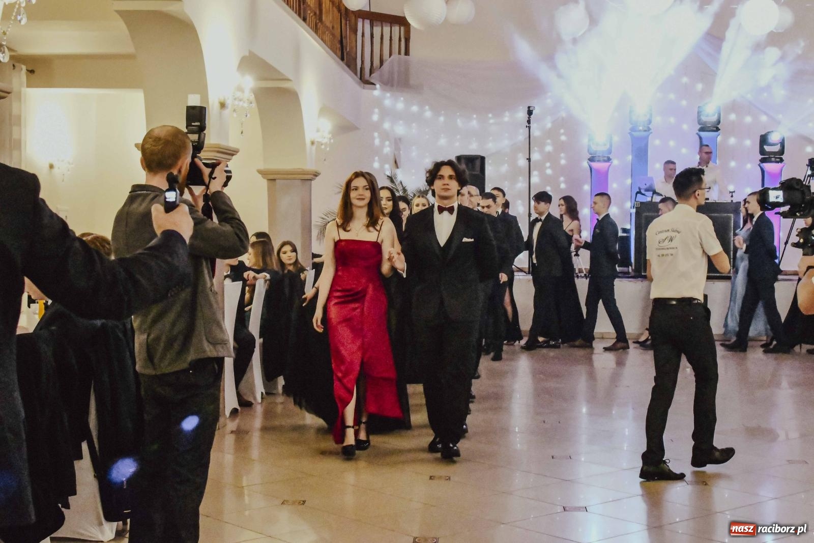 Zdjęcie w galerii na portalu naszraciborz.pl: Maturzyści I LO i Liceum Sztuk Plastycznych zatańczyli poloneza w Rogowie [FOTO i WIDEO] wiadomości z regionu