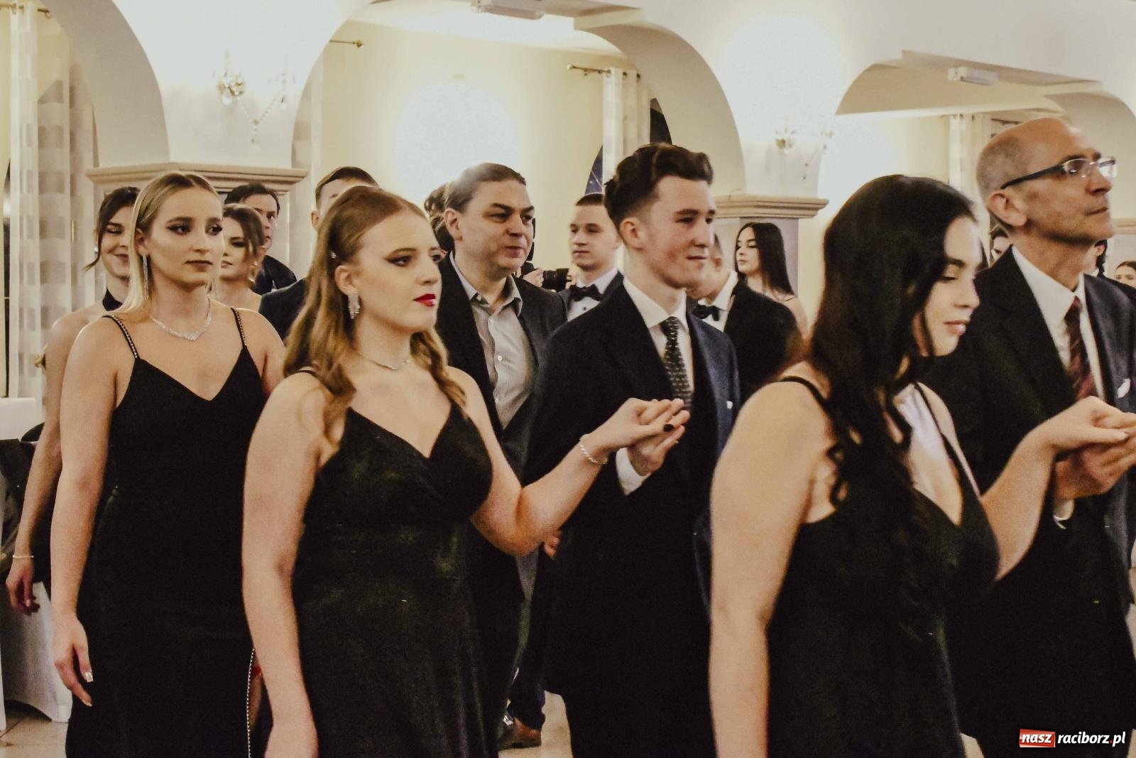 Zdjęcie w galerii na portalu naszraciborz.pl: Maturzyści I LO i Liceum Sztuk Plastycznych zatańczyli poloneza w Rogowie [FOTO i WIDEO] wiadomości z regionu