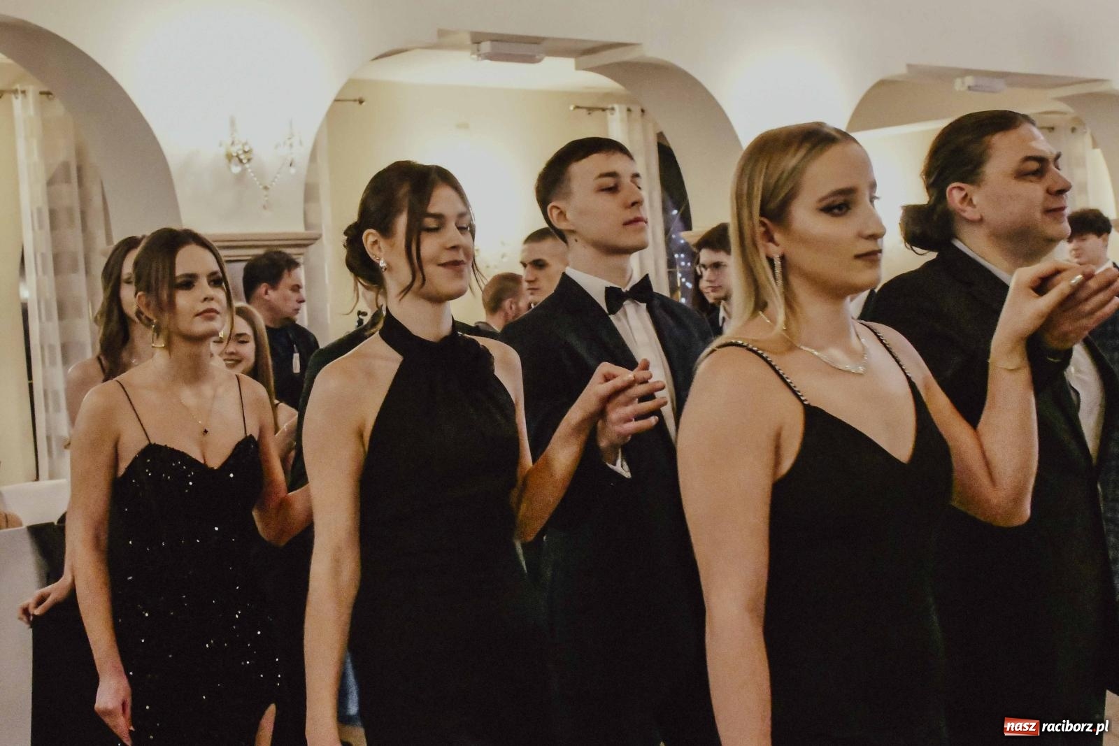 Zdjęcie w galerii na portalu naszraciborz.pl: Maturzyści I LO i Liceum Sztuk Plastycznych zatańczyli poloneza w Rogowie [FOTO i WIDEO] wiadomości z regionu