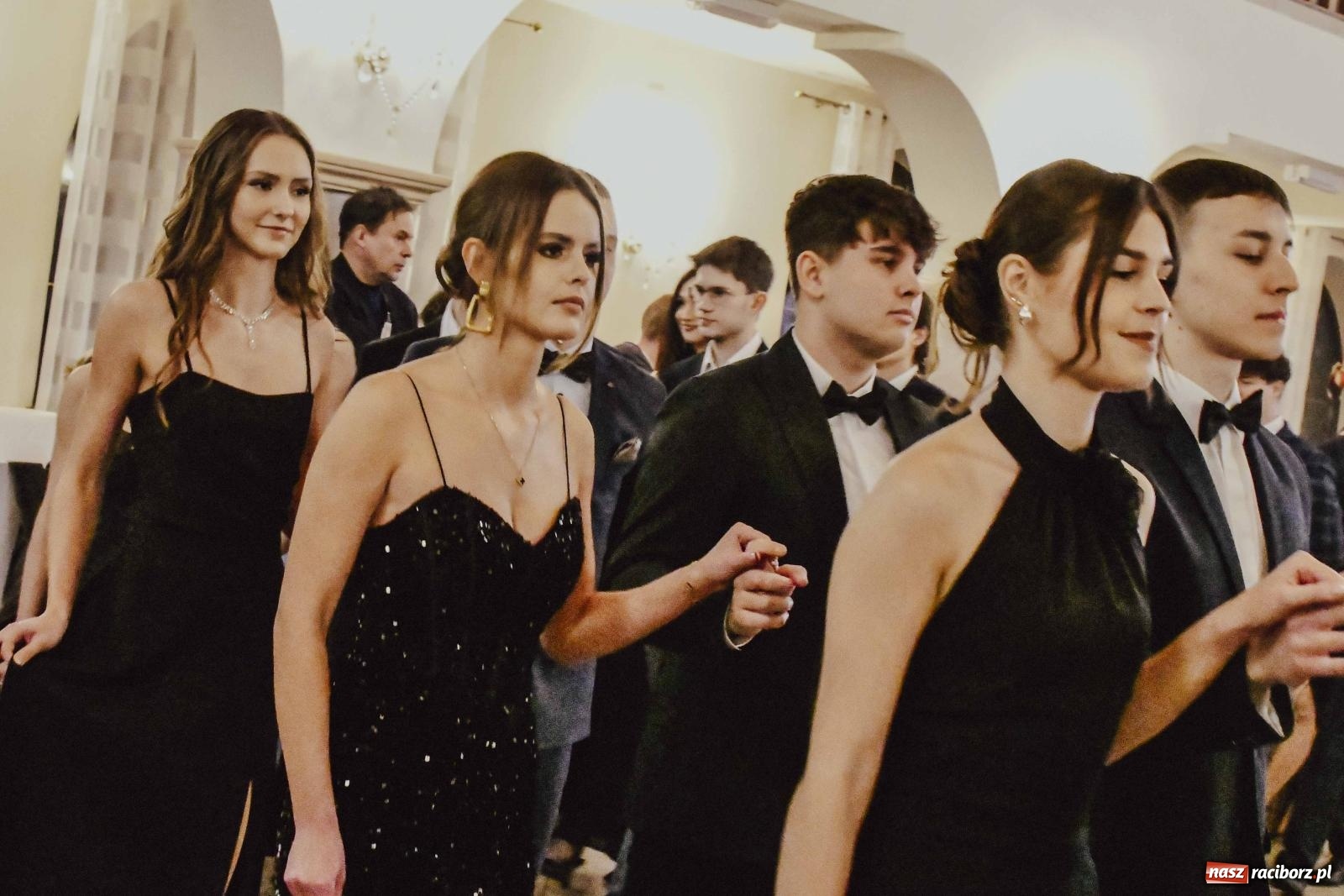Zdjęcie w galerii na portalu naszraciborz.pl: Maturzyści I LO i Liceum Sztuk Plastycznych zatańczyli poloneza w Rogowie [FOTO i WIDEO] wiadomości z regionu