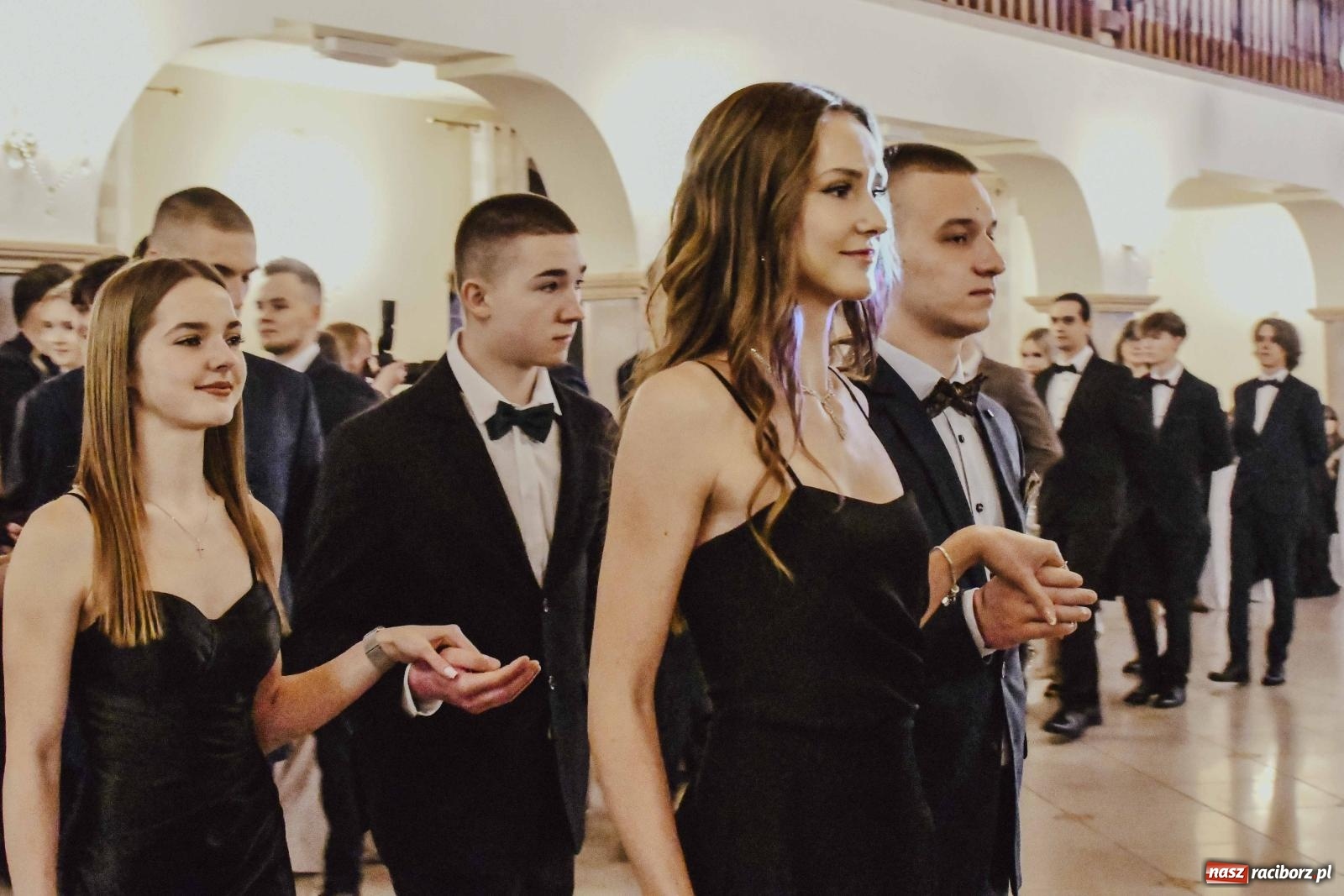 Zdjęcie w galerii na portalu naszraciborz.pl: Maturzyści I LO i Liceum Sztuk Plastycznych zatańczyli poloneza w Rogowie [FOTO i WIDEO] wiadomości z regionu