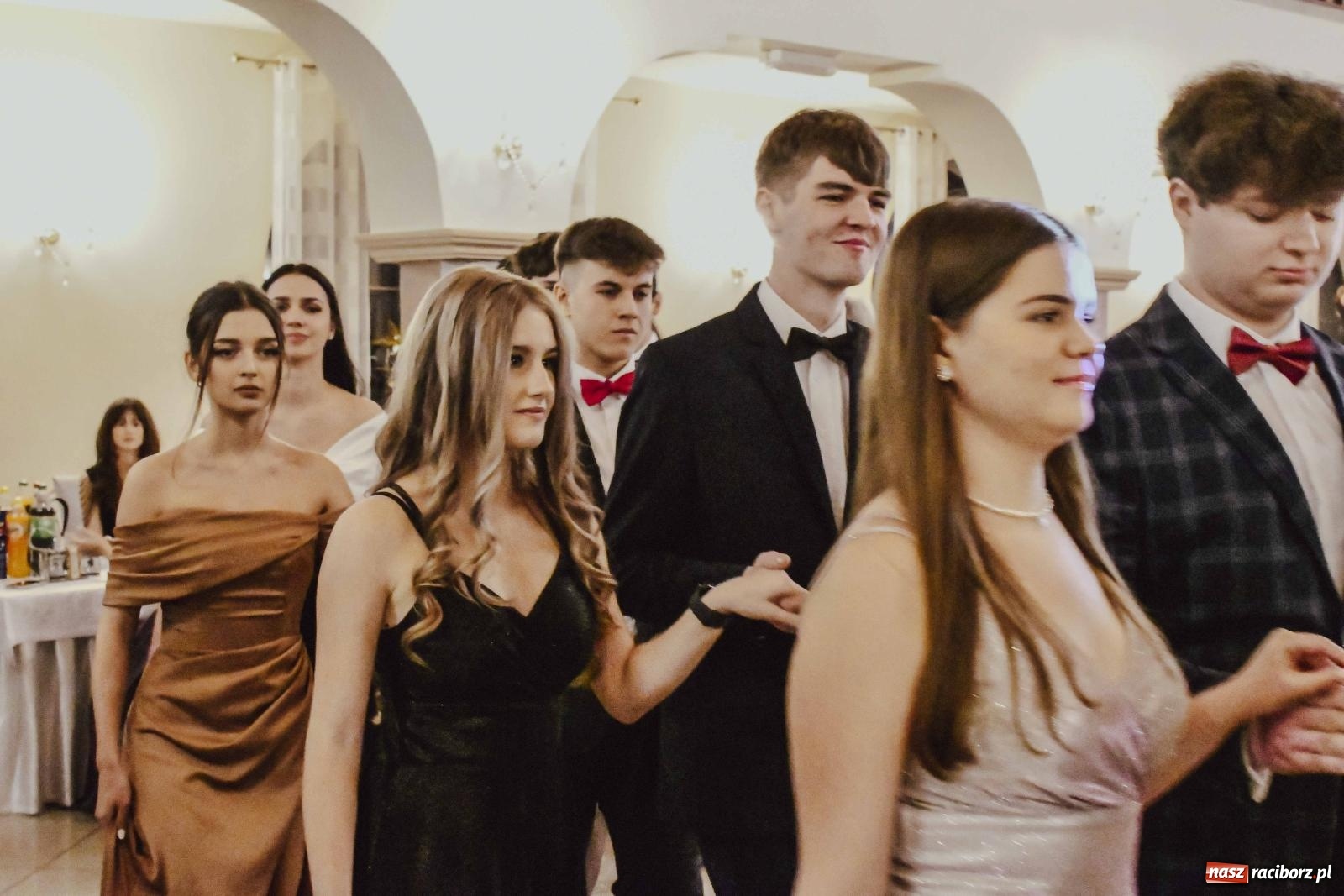 Zdjęcie w galerii na portalu naszraciborz.pl: Maturzyści I LO i Liceum Sztuk Plastycznych zatańczyli poloneza w Rogowie [FOTO i WIDEO] wiadomości z regionu