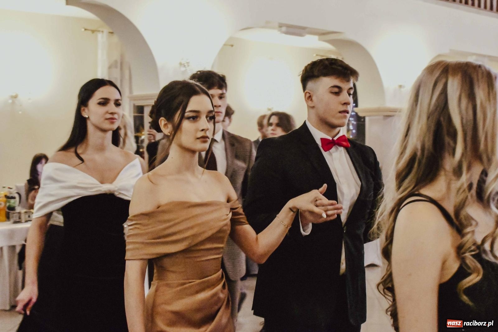 Zdjęcie w galerii na portalu naszraciborz.pl: Maturzyści I LO i Liceum Sztuk Plastycznych zatańczyli poloneza w Rogowie [FOTO i WIDEO] wiadomości z regionu