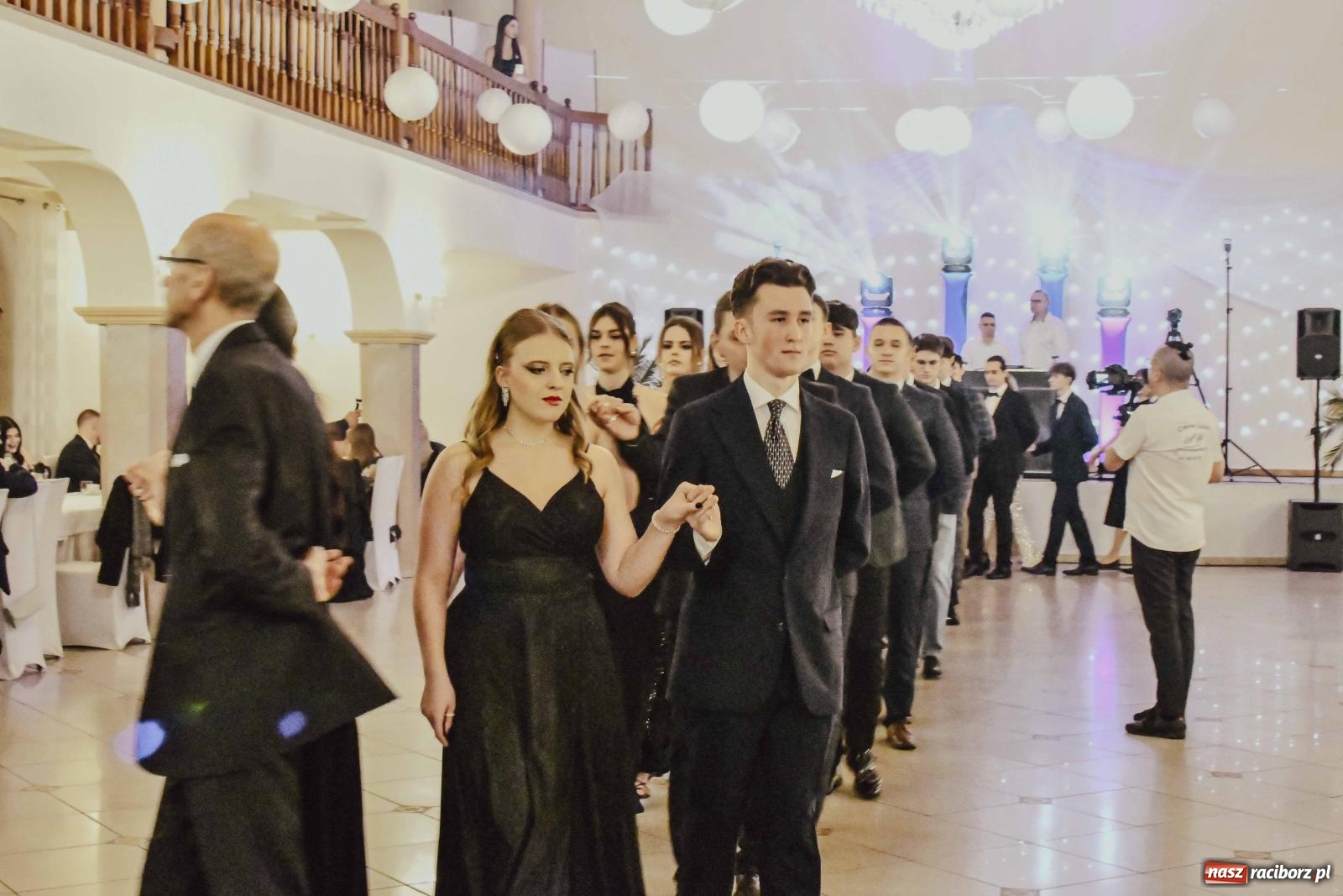 Zdjęcie w galerii na portalu naszraciborz.pl: Maturzyści I LO i Liceum Sztuk Plastycznych zatańczyli poloneza w Rogowie [FOTO i WIDEO] wiadomości z regionu