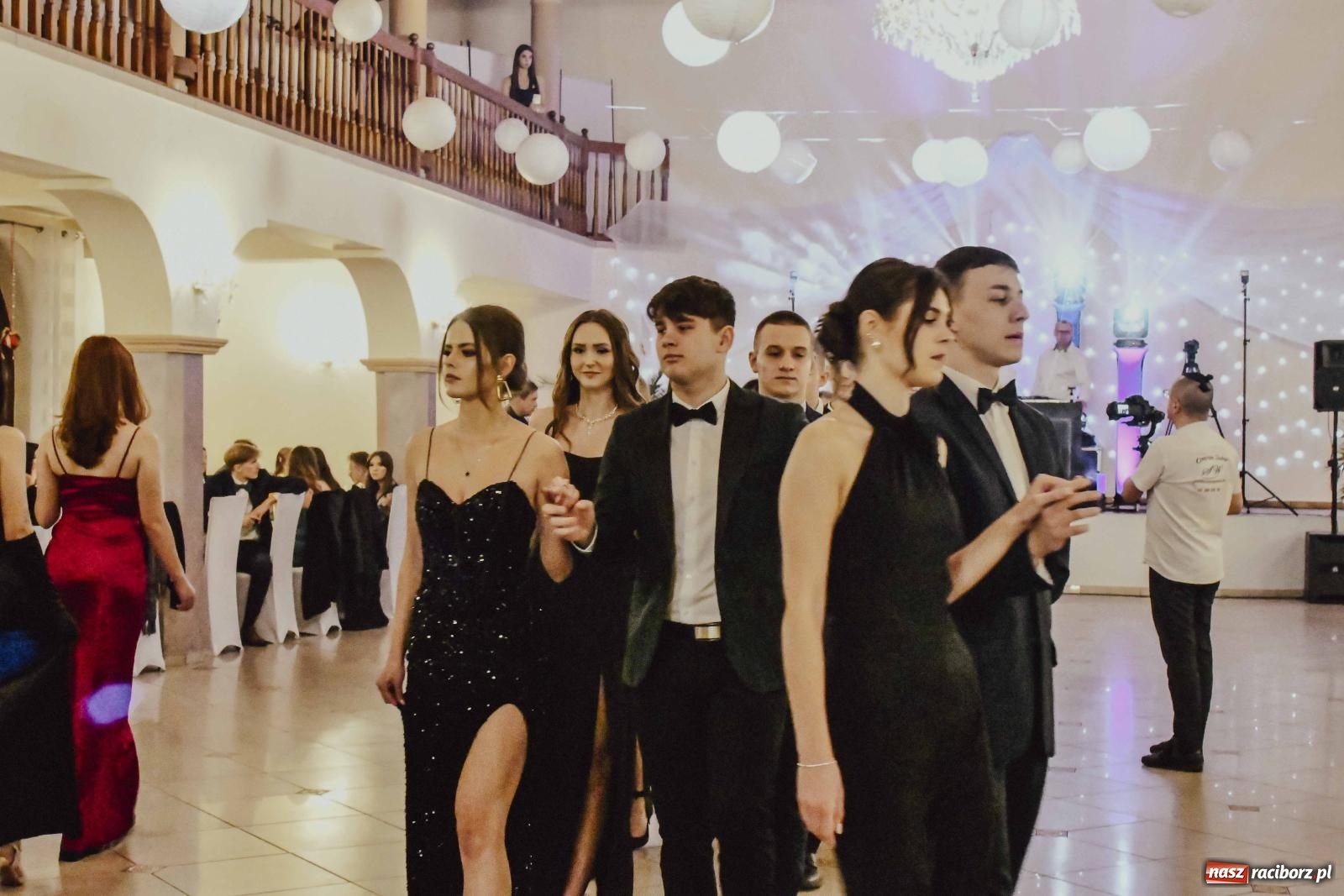 Zdjęcie w galerii na portalu naszraciborz.pl: Maturzyści I LO i Liceum Sztuk Plastycznych zatańczyli poloneza w Rogowie [FOTO i WIDEO] wiadomości z regionu