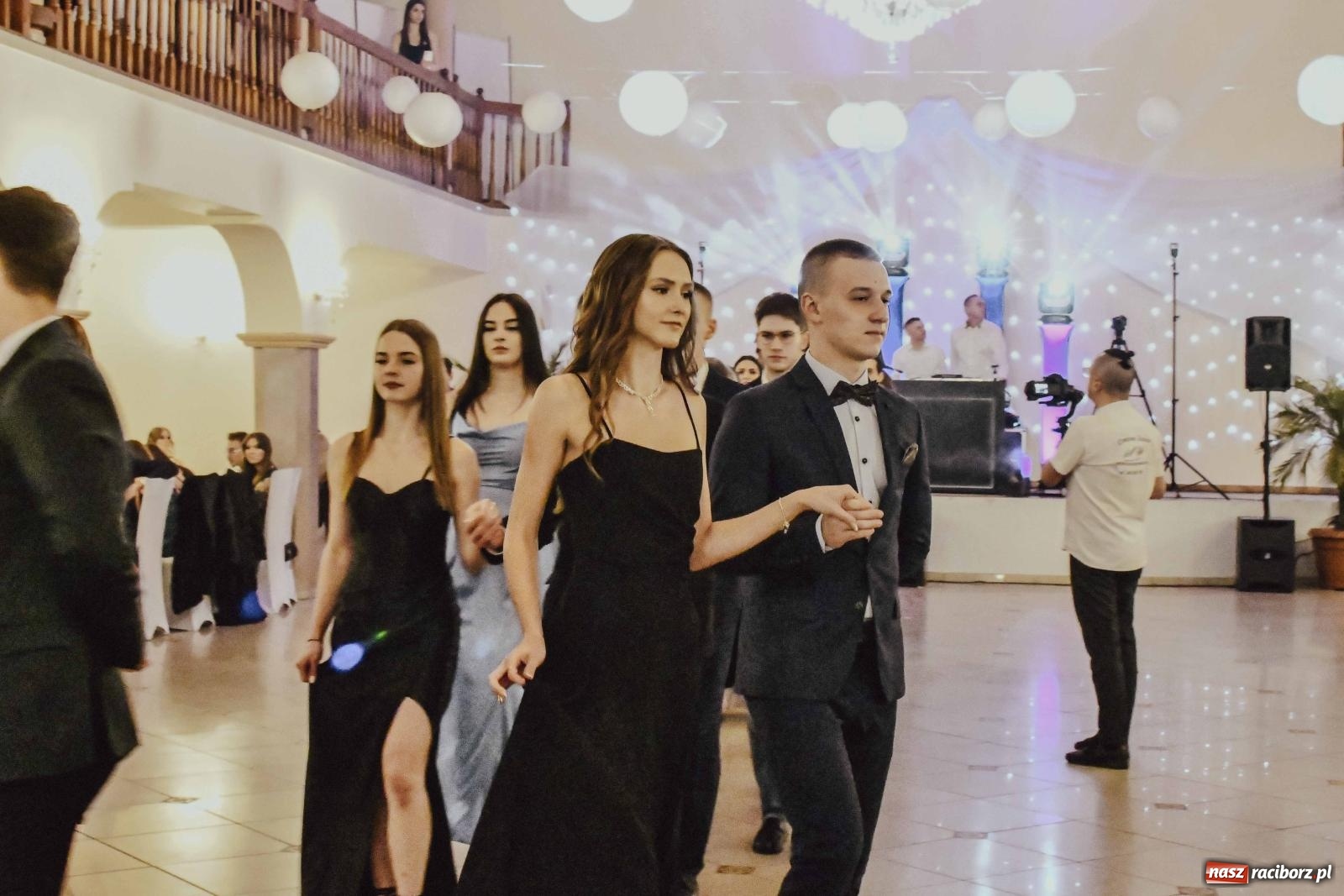 Zdjęcie w galerii na portalu naszraciborz.pl: Maturzyści I LO i Liceum Sztuk Plastycznych zatańczyli poloneza w Rogowie [FOTO i WIDEO] wiadomości z regionu