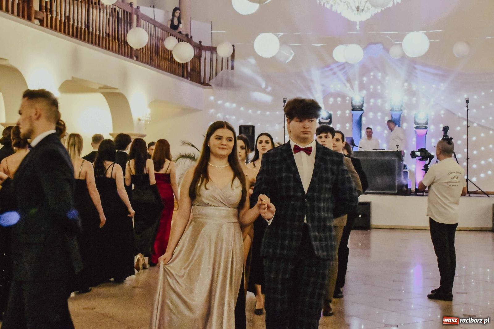 Zdjęcie w galerii na portalu naszraciborz.pl: Maturzyści I LO i Liceum Sztuk Plastycznych zatańczyli poloneza w Rogowie [FOTO i WIDEO] wiadomości z regionu