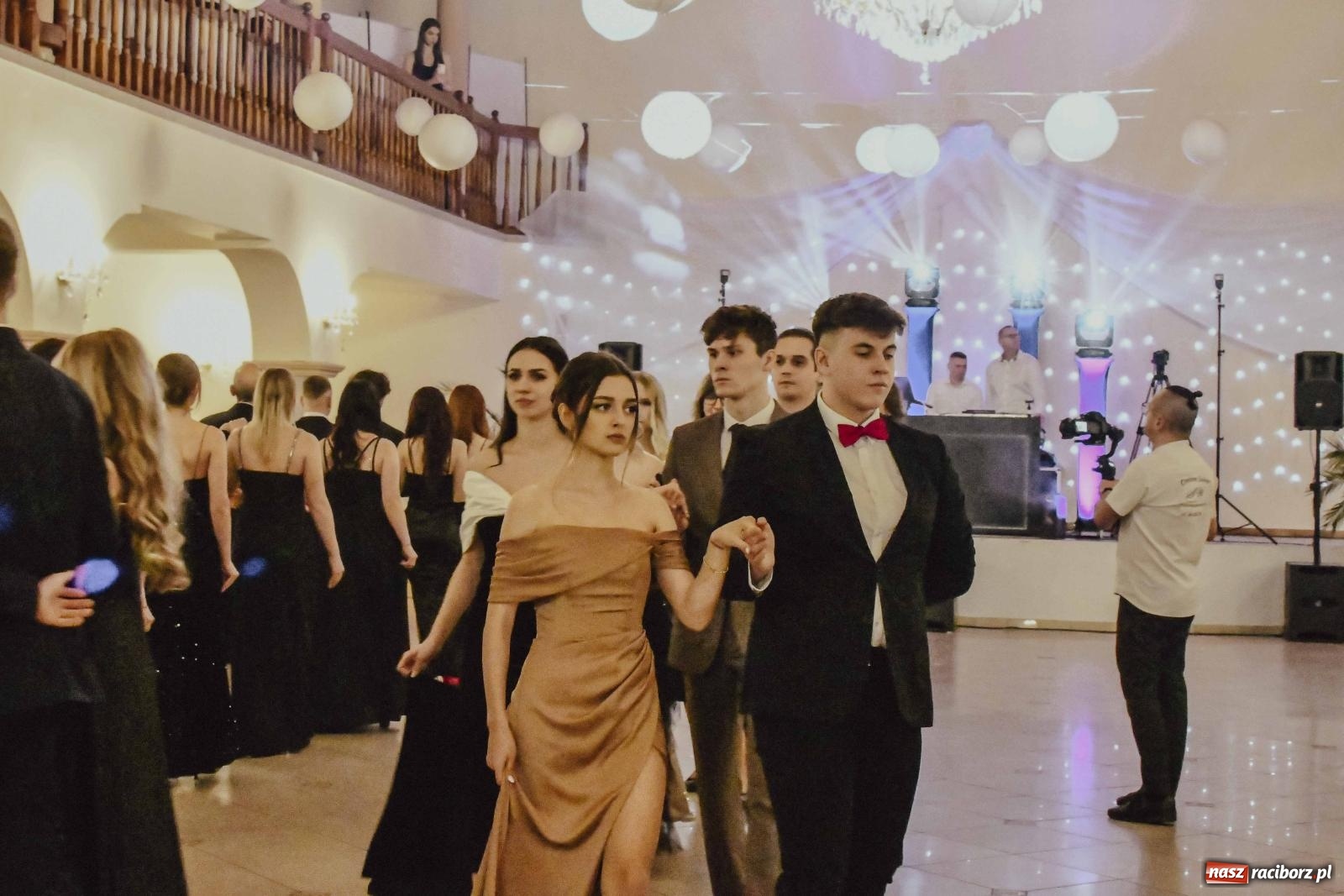 Zdjęcie w galerii na portalu naszraciborz.pl: Maturzyści I LO i Liceum Sztuk Plastycznych zatańczyli poloneza w Rogowie [FOTO i WIDEO] wiadomości z regionu