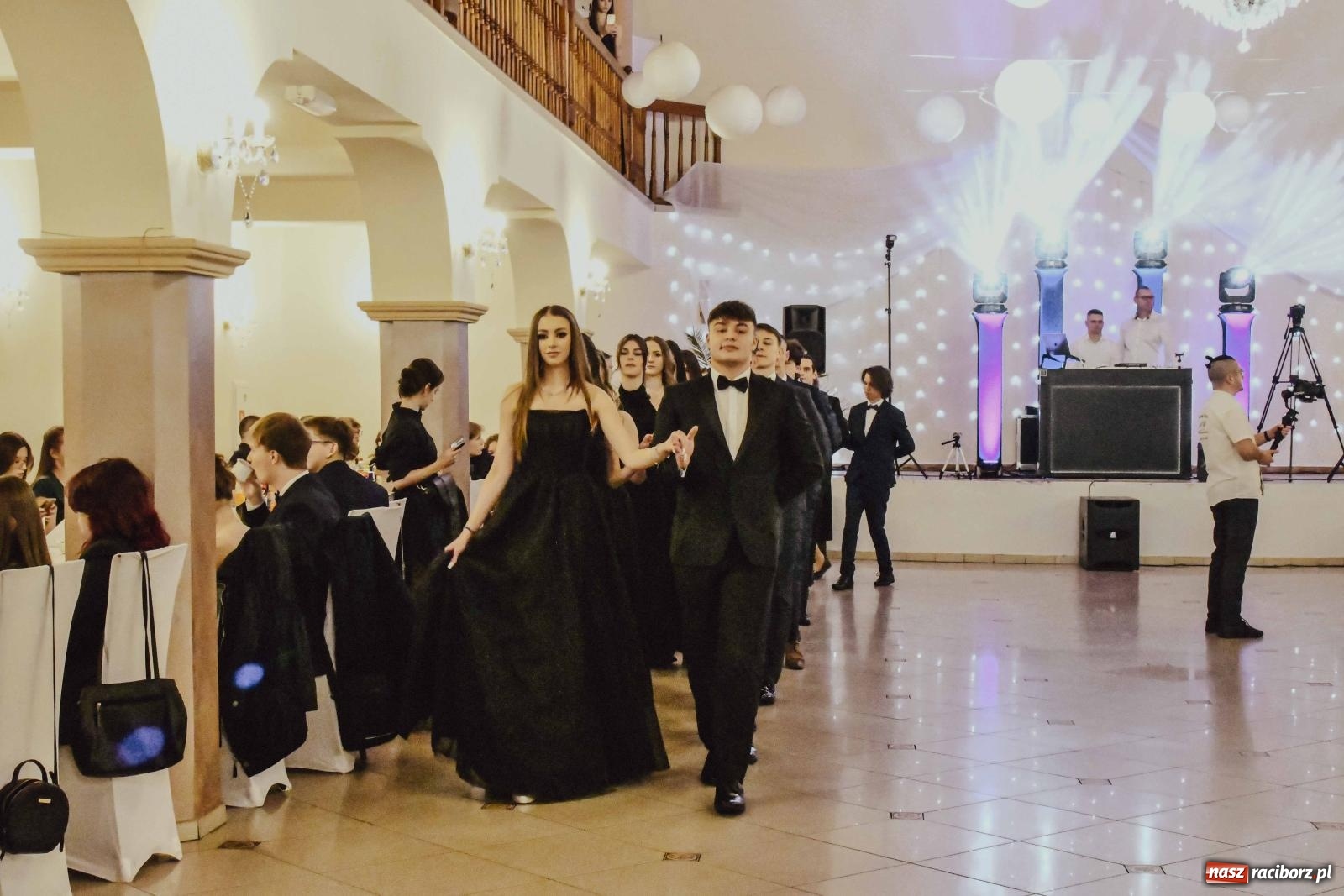 Zdjęcie w galerii na portalu naszraciborz.pl: Maturzyści I LO i Liceum Sztuk Plastycznych zatańczyli poloneza w Rogowie [FOTO i WIDEO] wiadomości z regionu