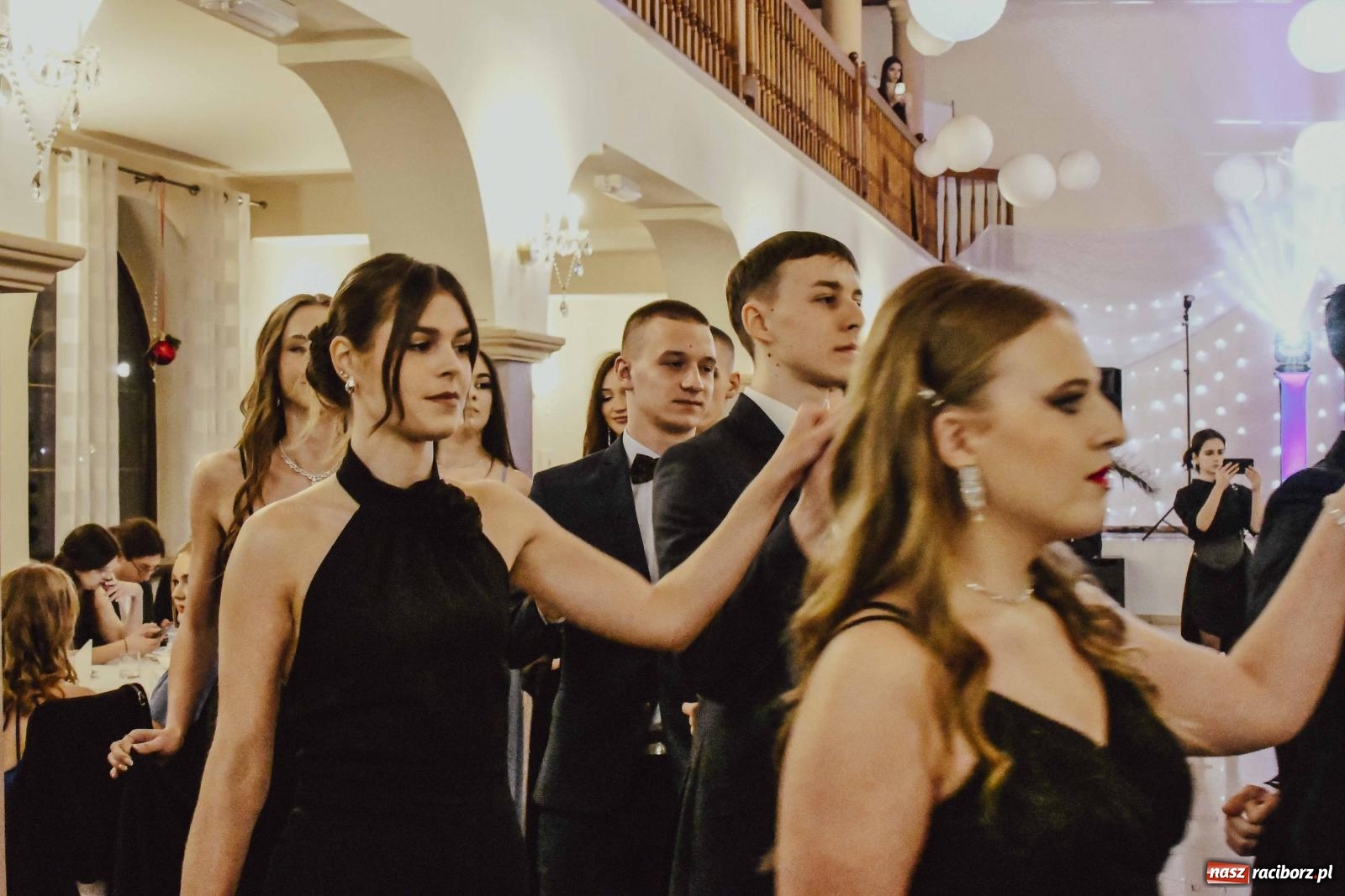 Zdjęcie w galerii na portalu naszraciborz.pl: Maturzyści I LO i Liceum Sztuk Plastycznych zatańczyli poloneza w Rogowie [FOTO i WIDEO] wiadomości z regionu