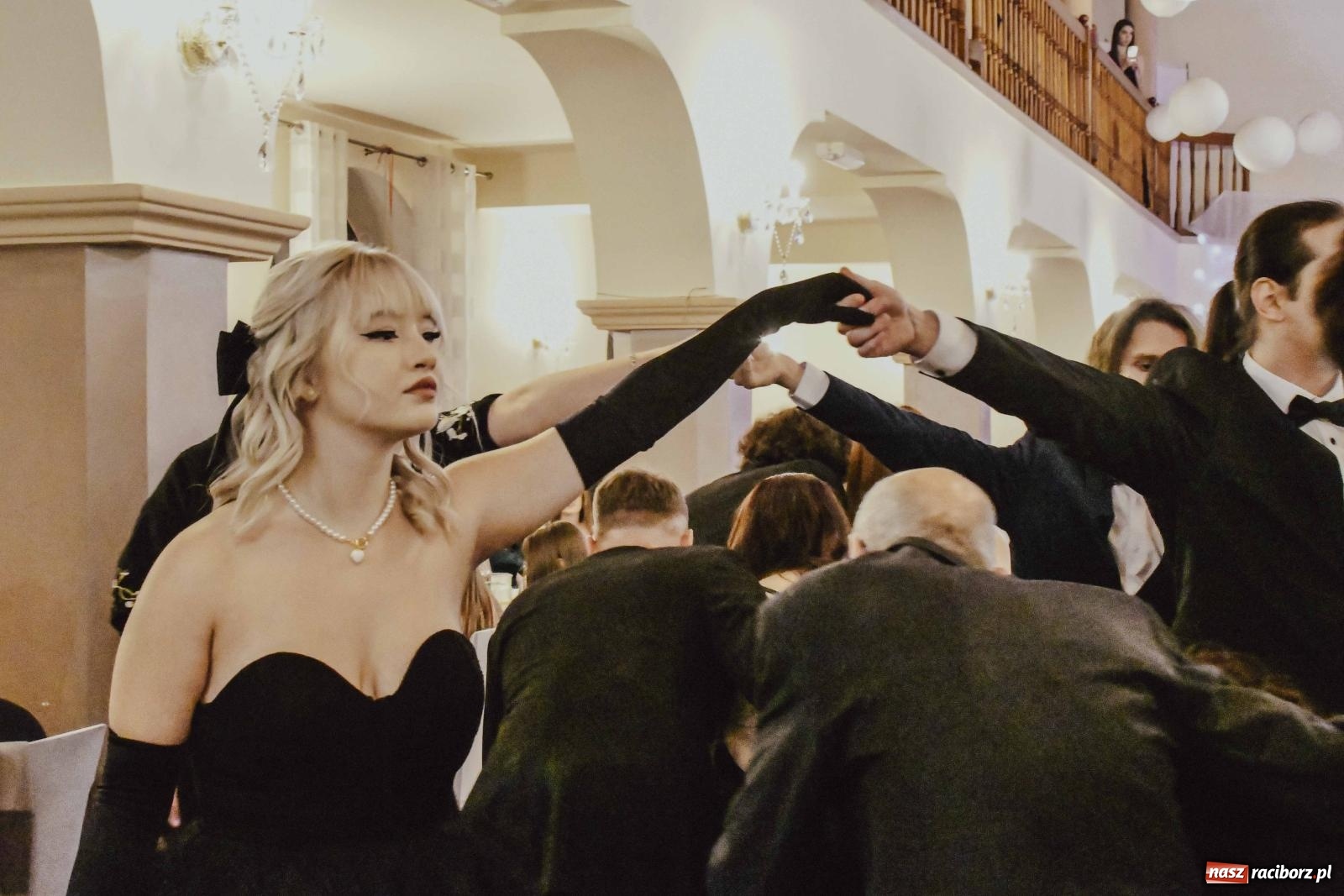 Zdjęcie w galerii na portalu naszraciborz.pl: Maturzyści I LO i Liceum Sztuk Plastycznych zatańczyli poloneza w Rogowie [FOTO i WIDEO] wiadomości z regionu