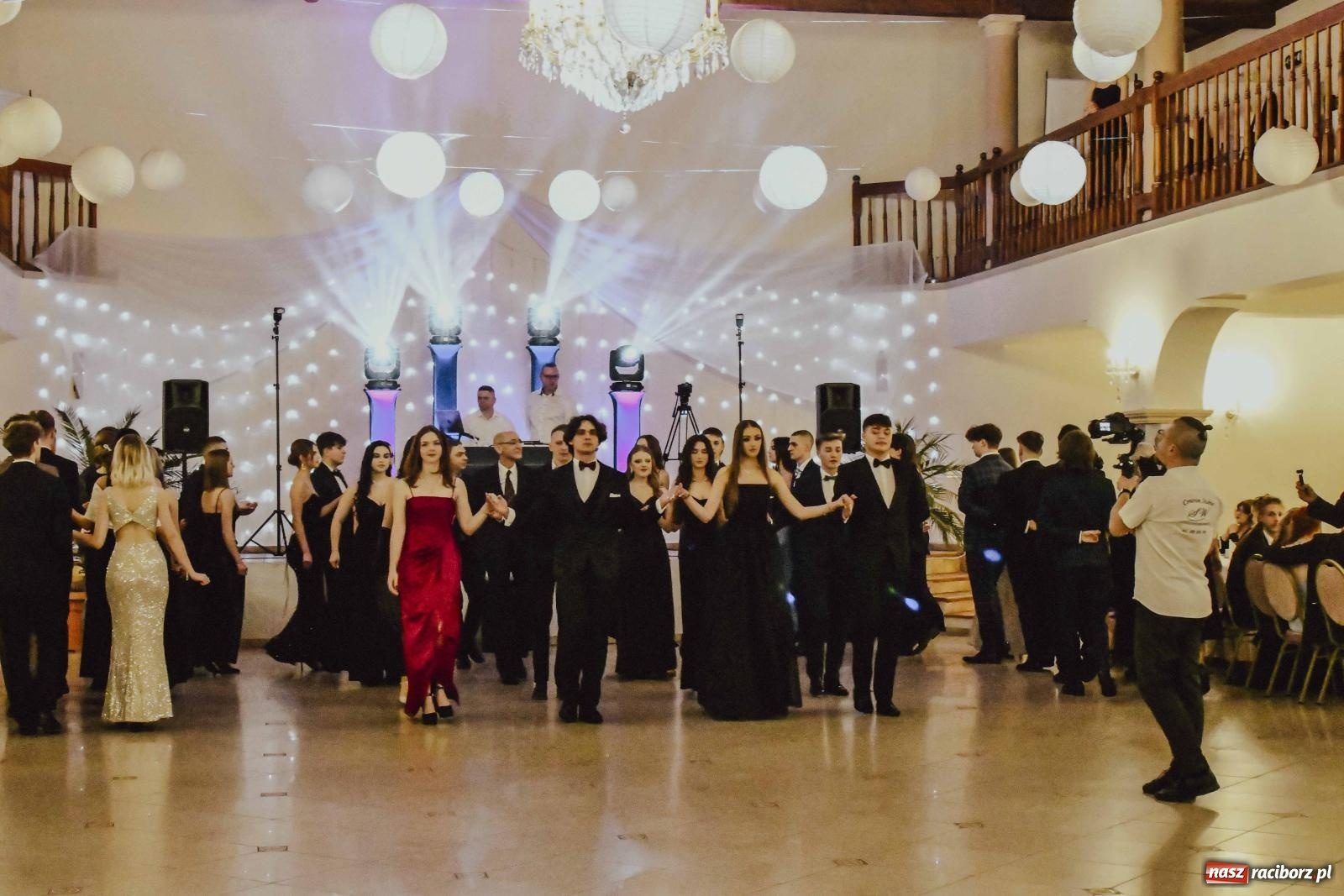 Zdjęcie w galerii na portalu naszraciborz.pl: Maturzyści I LO i Liceum Sztuk Plastycznych zatańczyli poloneza w Rogowie [FOTO i WIDEO] wiadomości z regionu