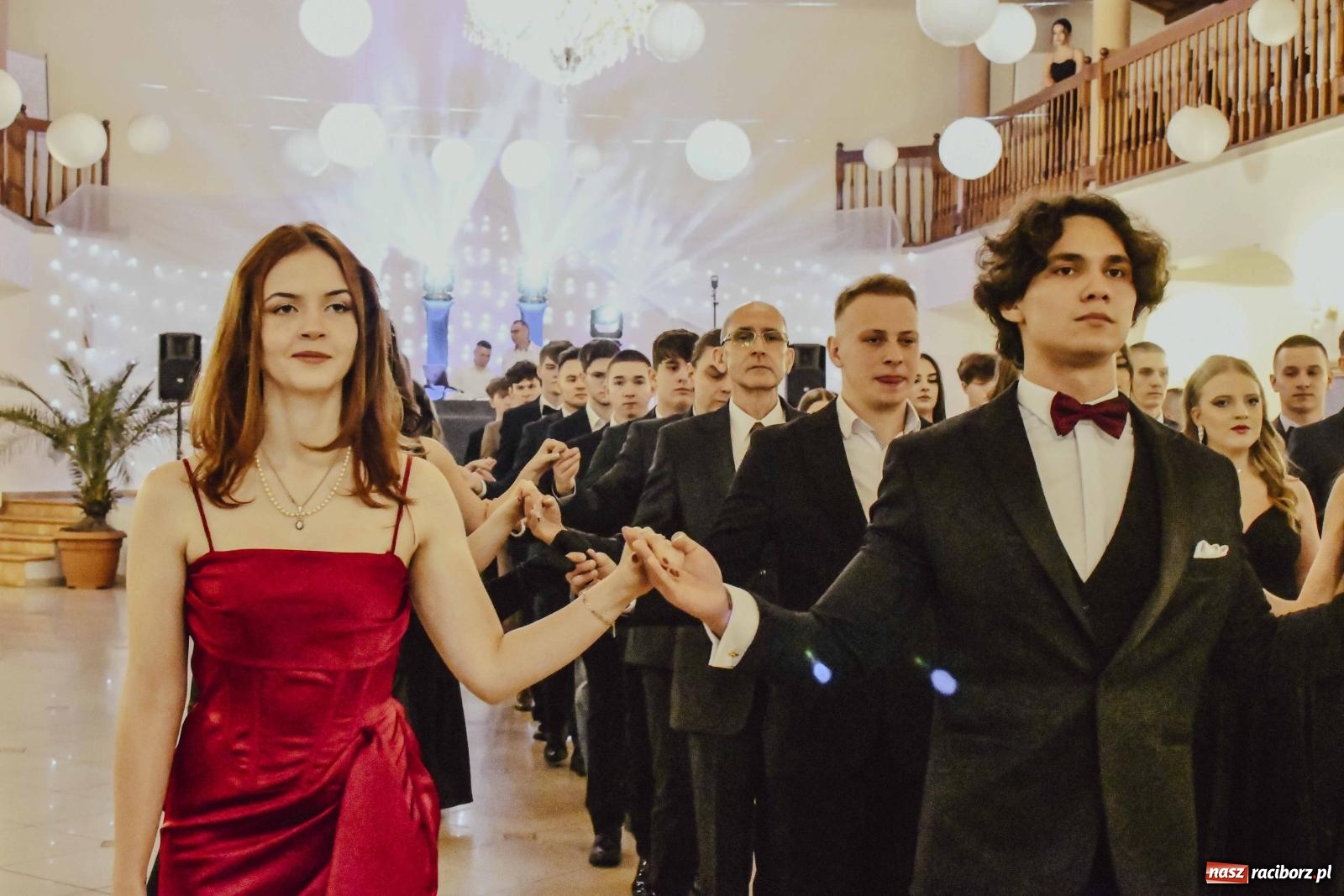 Zdjęcie w galerii na portalu naszraciborz.pl: Maturzyści I LO i Liceum Sztuk Plastycznych zatańczyli poloneza w Rogowie [FOTO i WIDEO] wiadomości z regionu