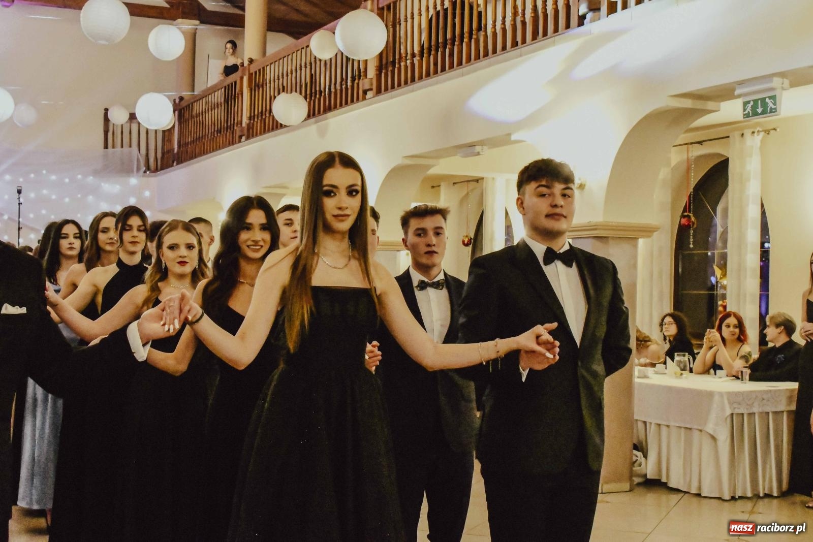 Zdjęcie w galerii na portalu naszraciborz.pl: Maturzyści I LO i Liceum Sztuk Plastycznych zatańczyli poloneza w Rogowie [FOTO i WIDEO] wiadomości z regionu