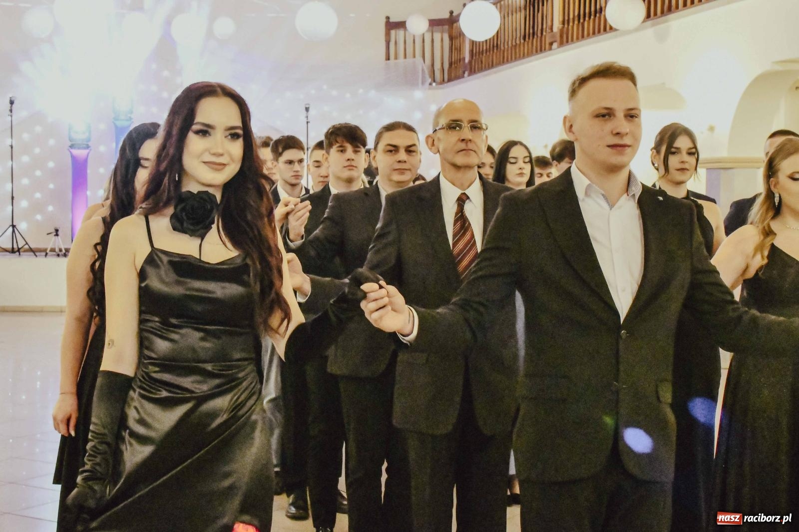 Zdjęcie w galerii na portalu naszraciborz.pl: Maturzyści I LO i Liceum Sztuk Plastycznych zatańczyli poloneza w Rogowie [FOTO i WIDEO] wiadomości z regionu