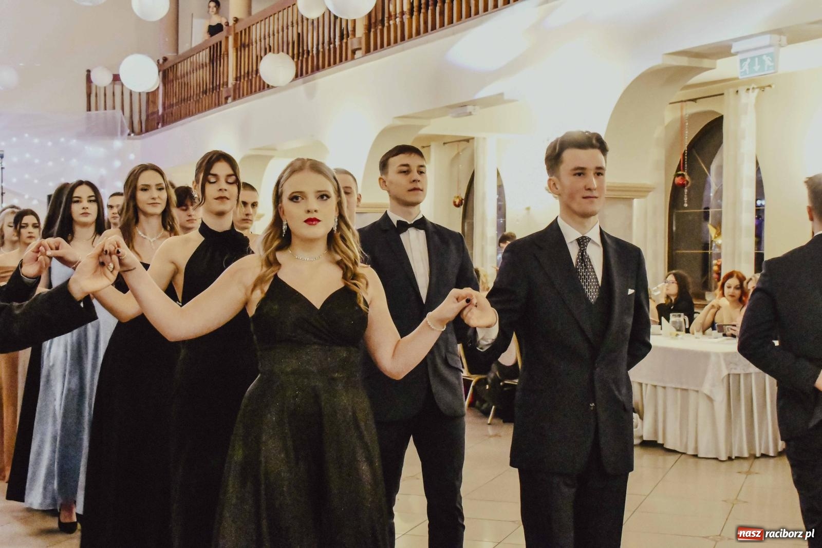 Zdjęcie w galerii na portalu naszraciborz.pl: Maturzyści I LO i Liceum Sztuk Plastycznych zatańczyli poloneza w Rogowie [FOTO i WIDEO] wiadomości z regionu