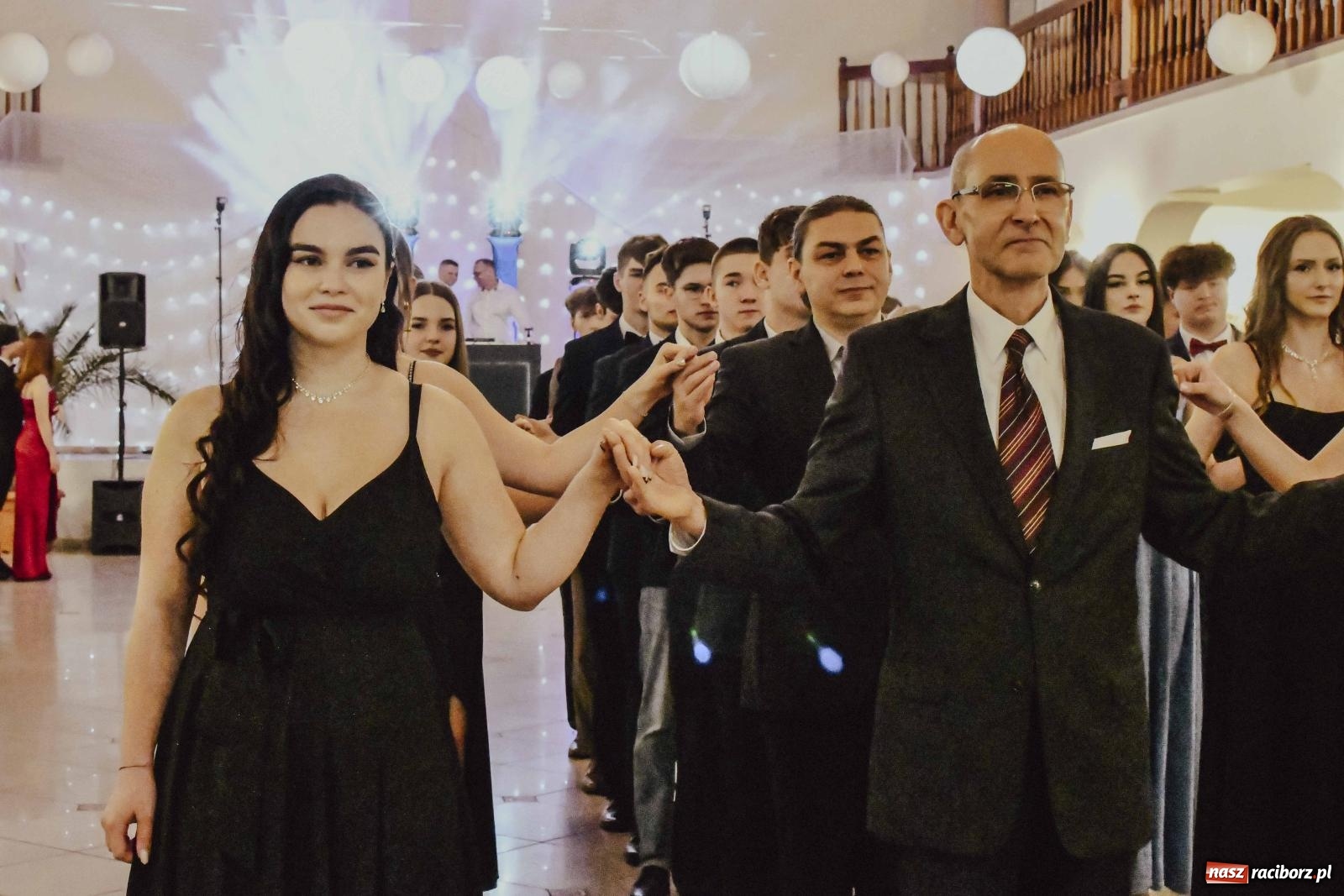 Zdjęcie w galerii na portalu naszraciborz.pl: Maturzyści I LO i Liceum Sztuk Plastycznych zatańczyli poloneza w Rogowie [FOTO i WIDEO] wiadomości z regionu