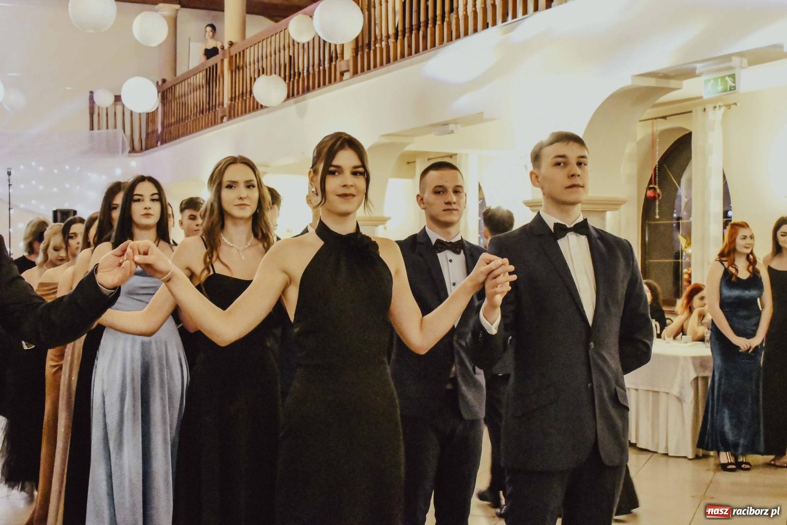 Zdjęcie w galerii na portalu naszraciborz.pl: Maturzyści I LO i Liceum Sztuk Plastycznych zatańczyli poloneza w Rogowie [FOTO i WIDEO] wiadomości z regionu